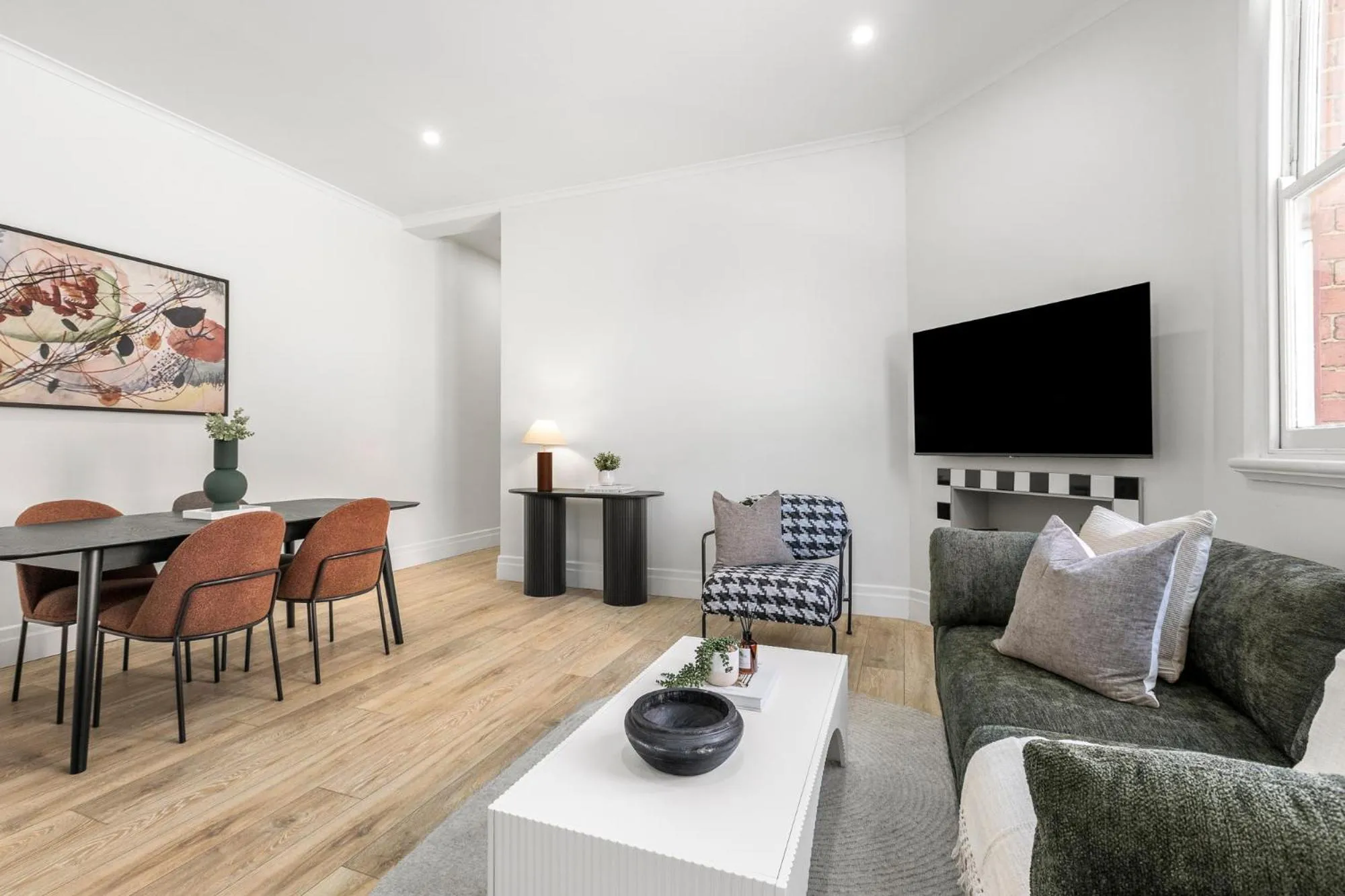 Living room in Simpson Street Apartments by Urban Rest
