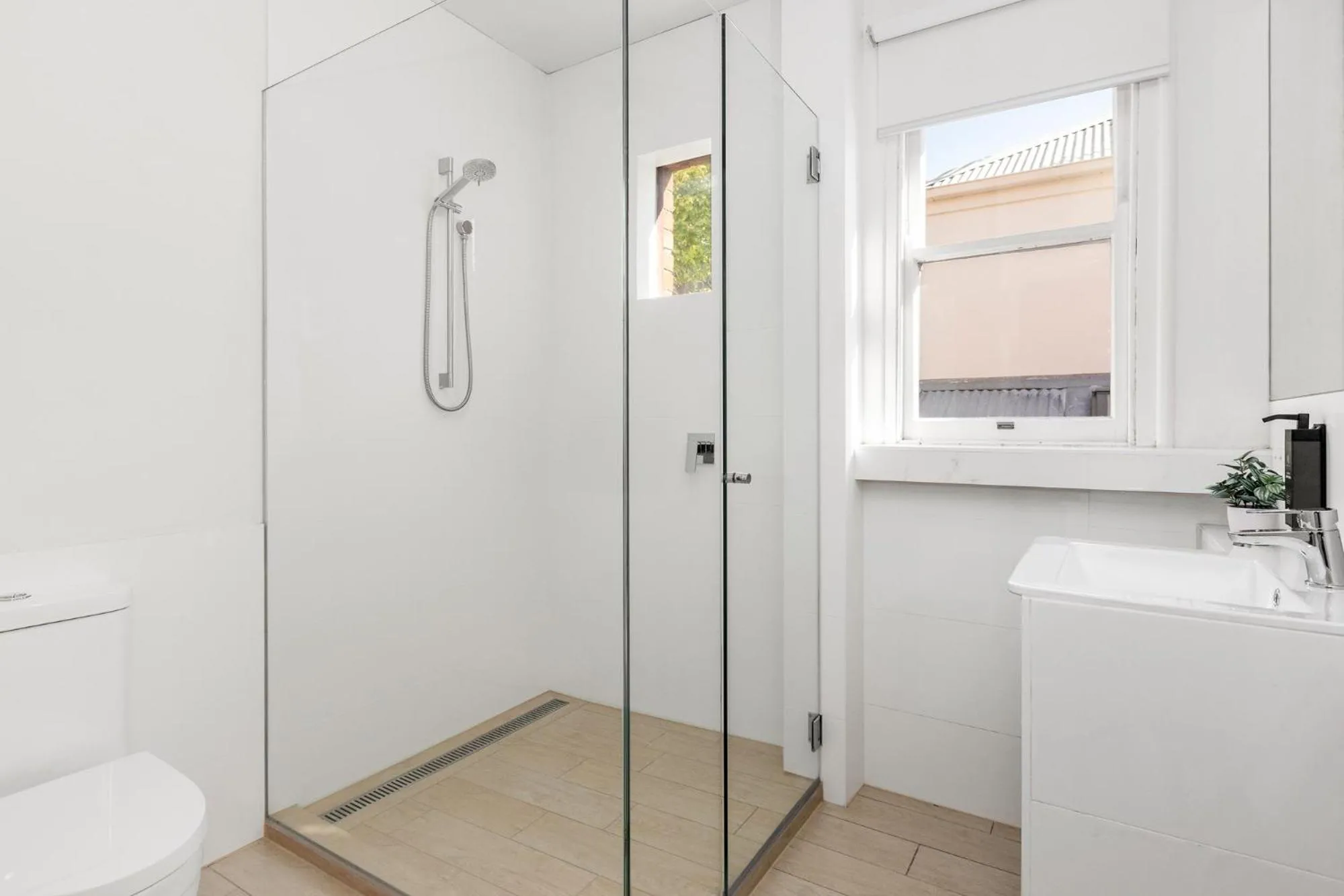 Bathroom in Simpson Street Apartments by Urban Rest