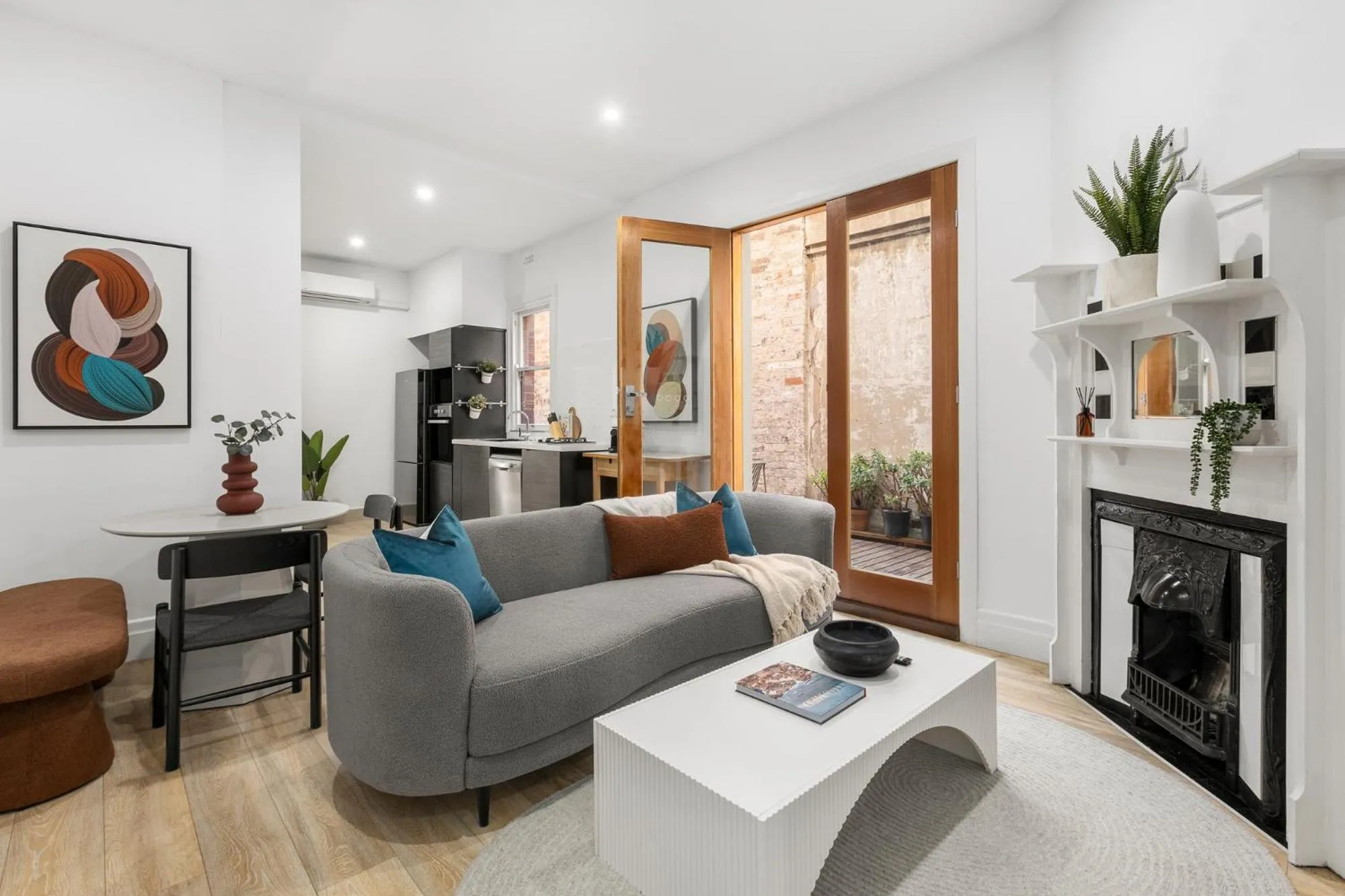 Living room in Simpson Street Apartments by Urban Rest