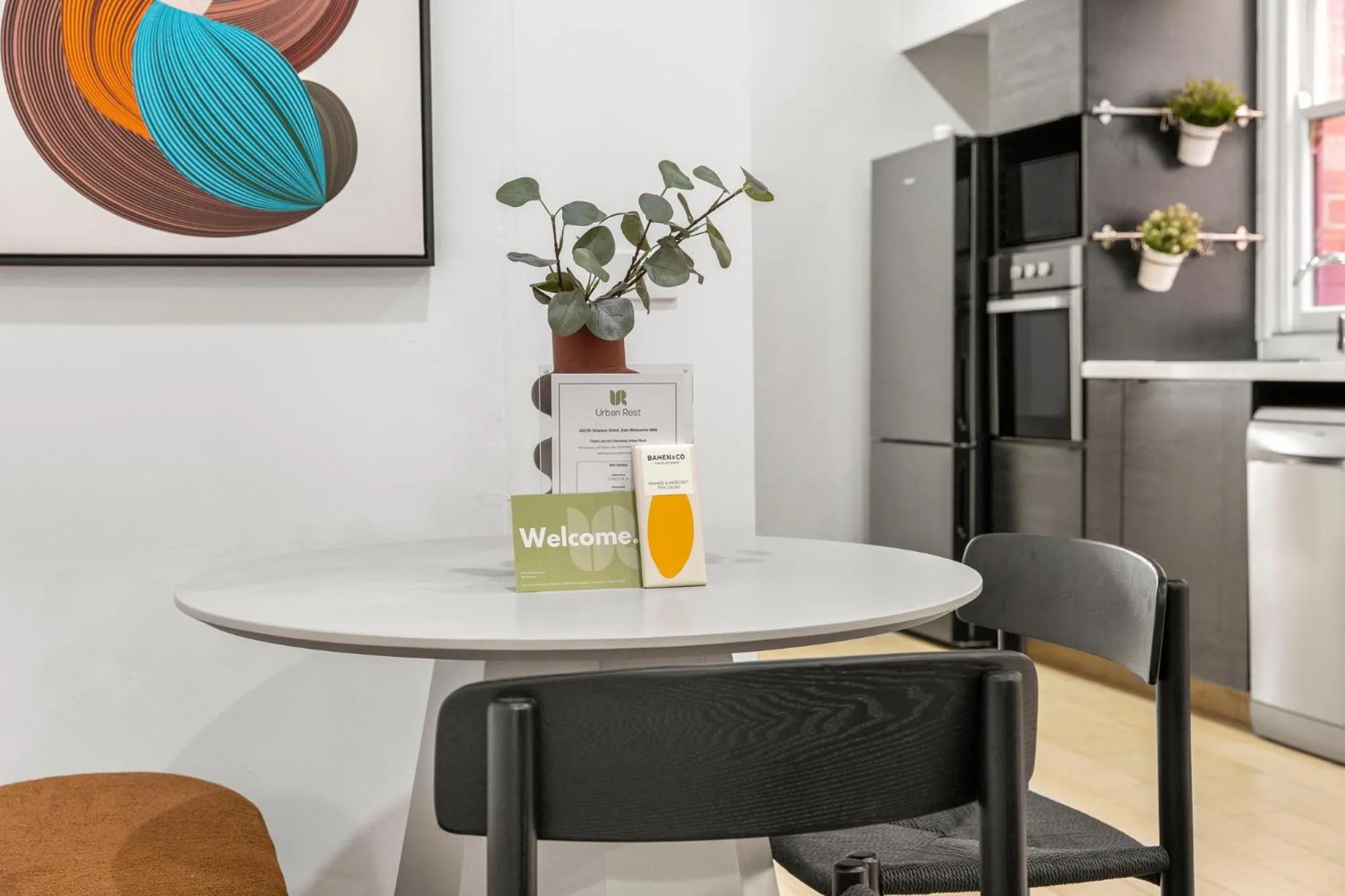 Dining area in Simpson Street Apartments by Urban Rest