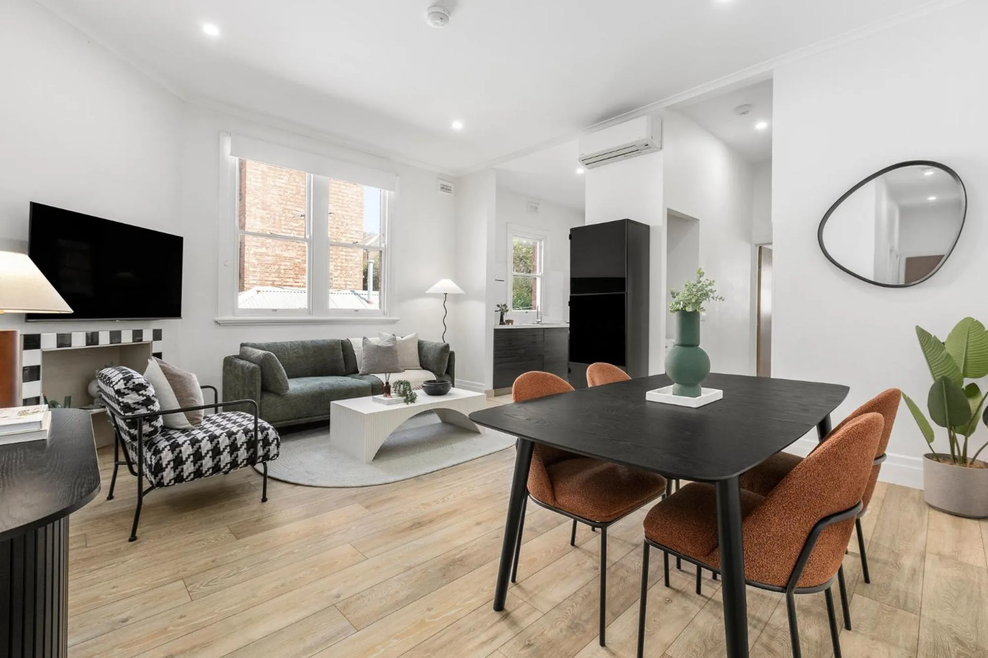 Living room in Simpson Street Apartments by Urban Rest