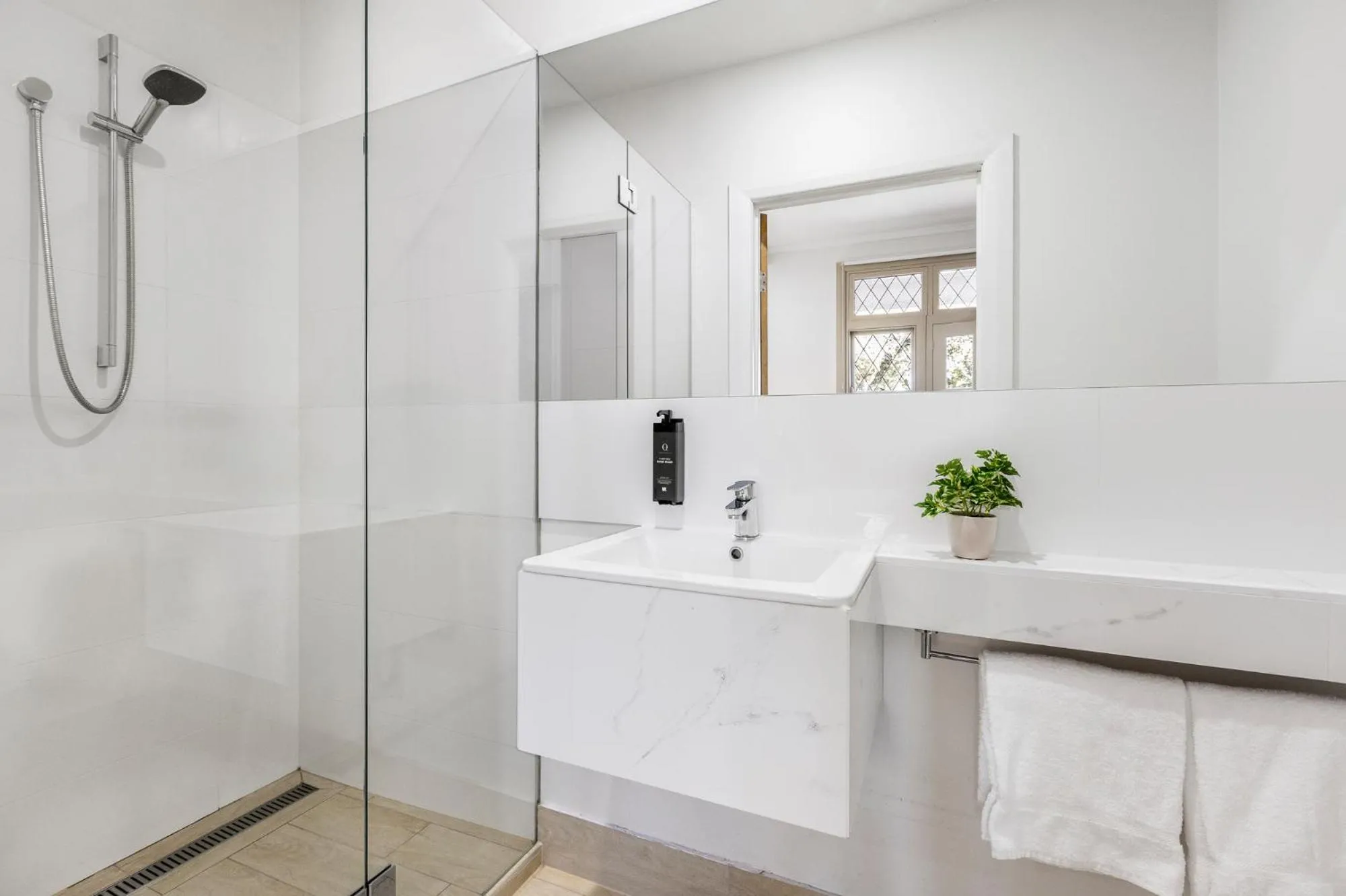 Bathroom in Simpson Street Apartments by Urban Rest