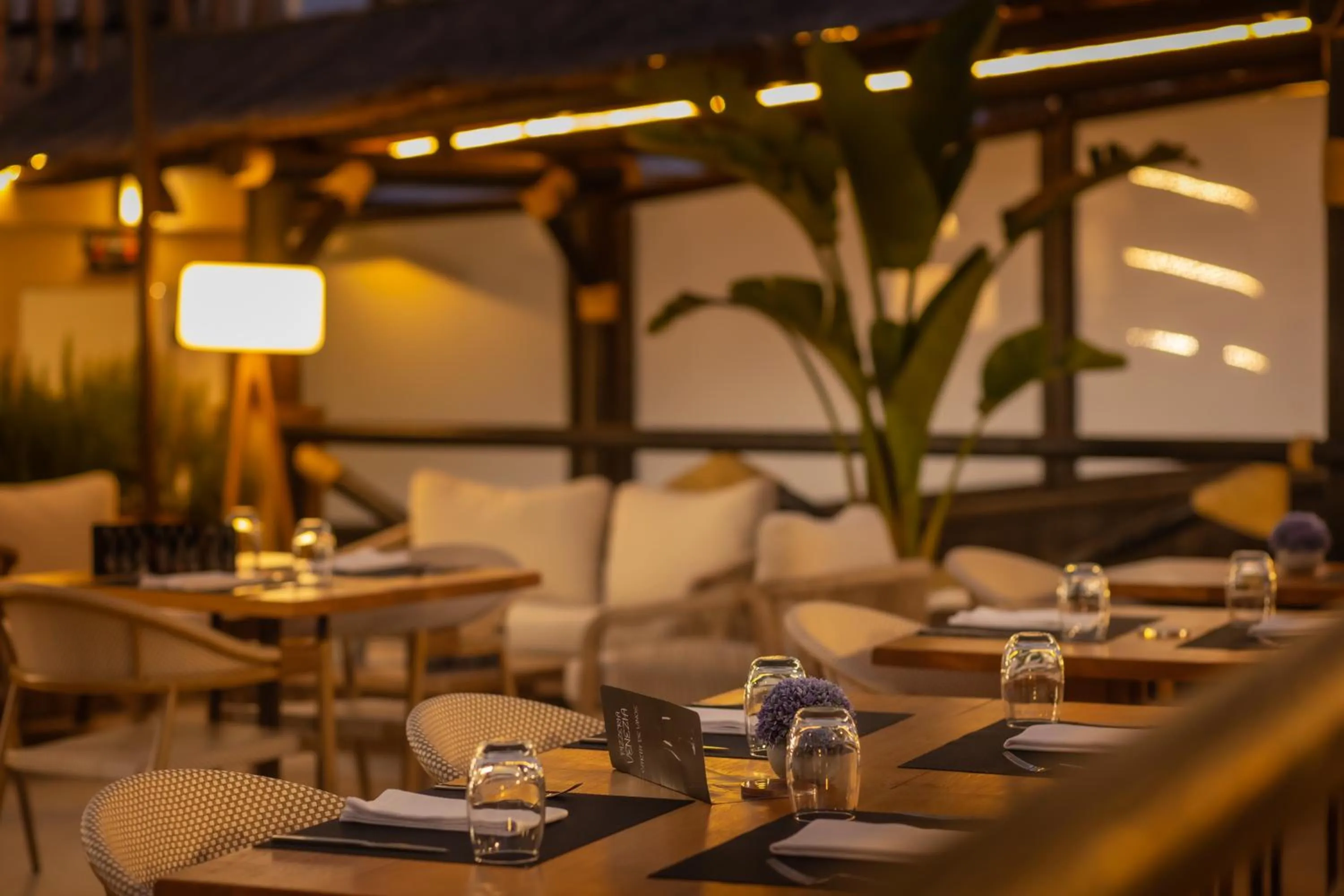 Restaurant/places to eat in Hotel Zen Airport