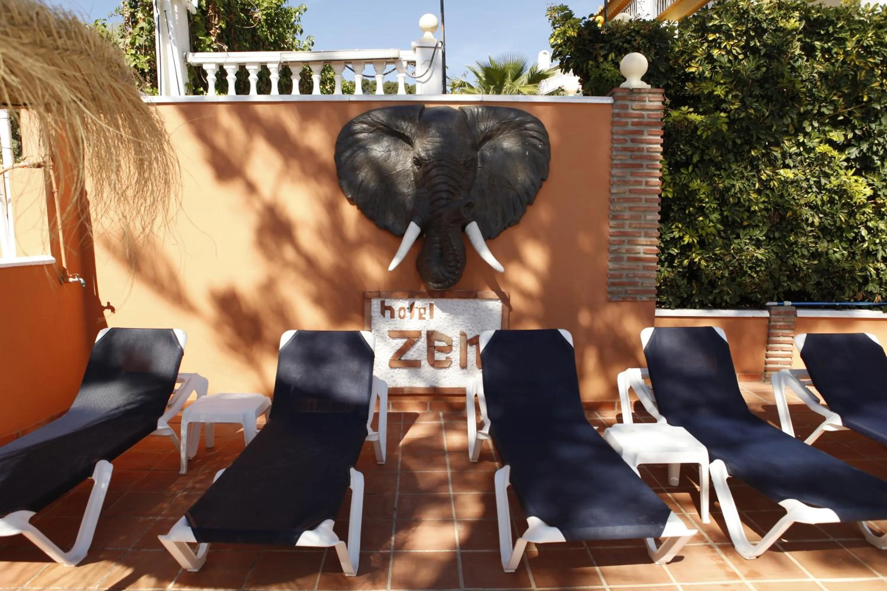 Swimming pool in Hotel Zen Airport