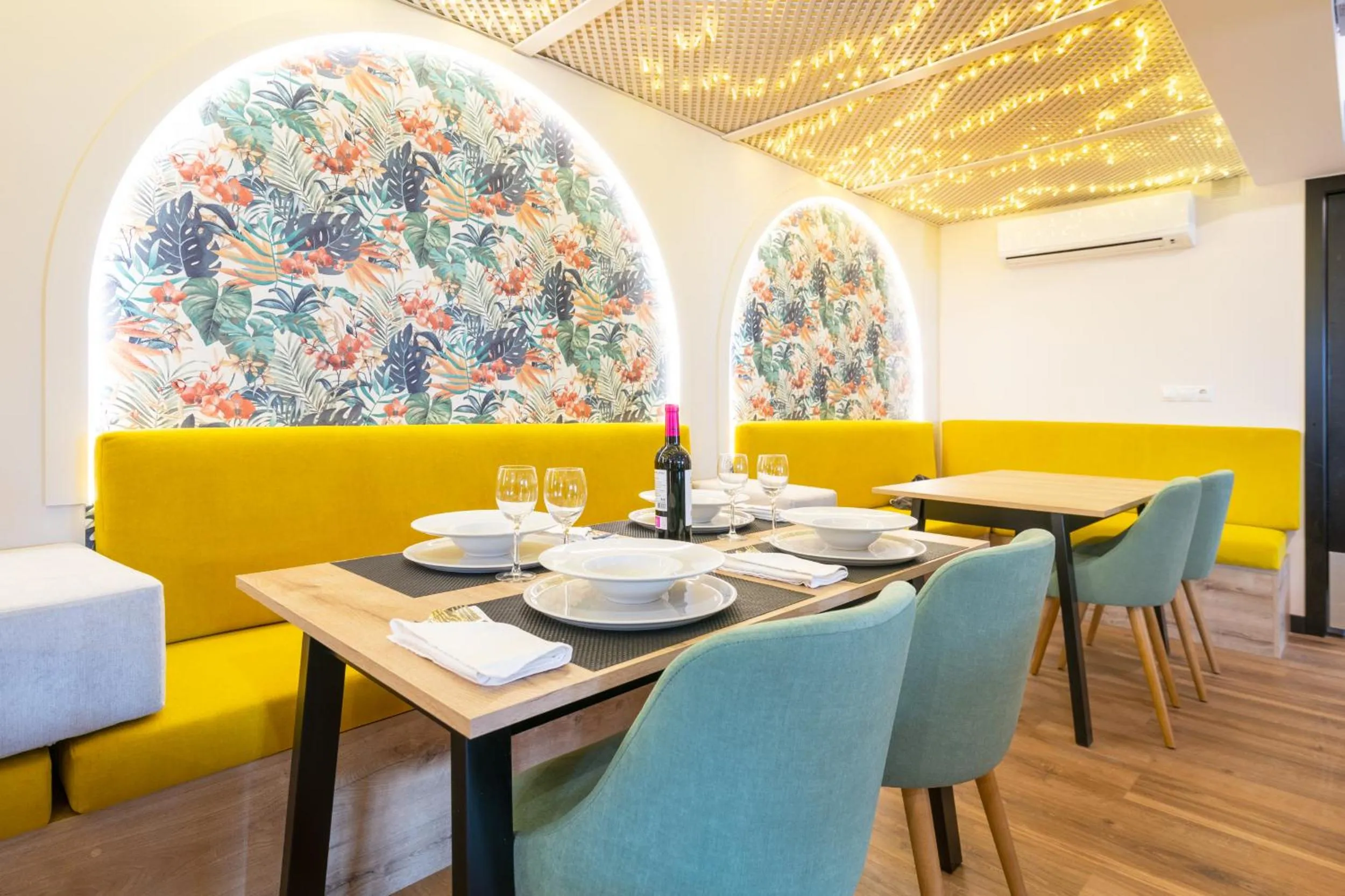 Restaurant/places to eat in Hotel Zen Airport