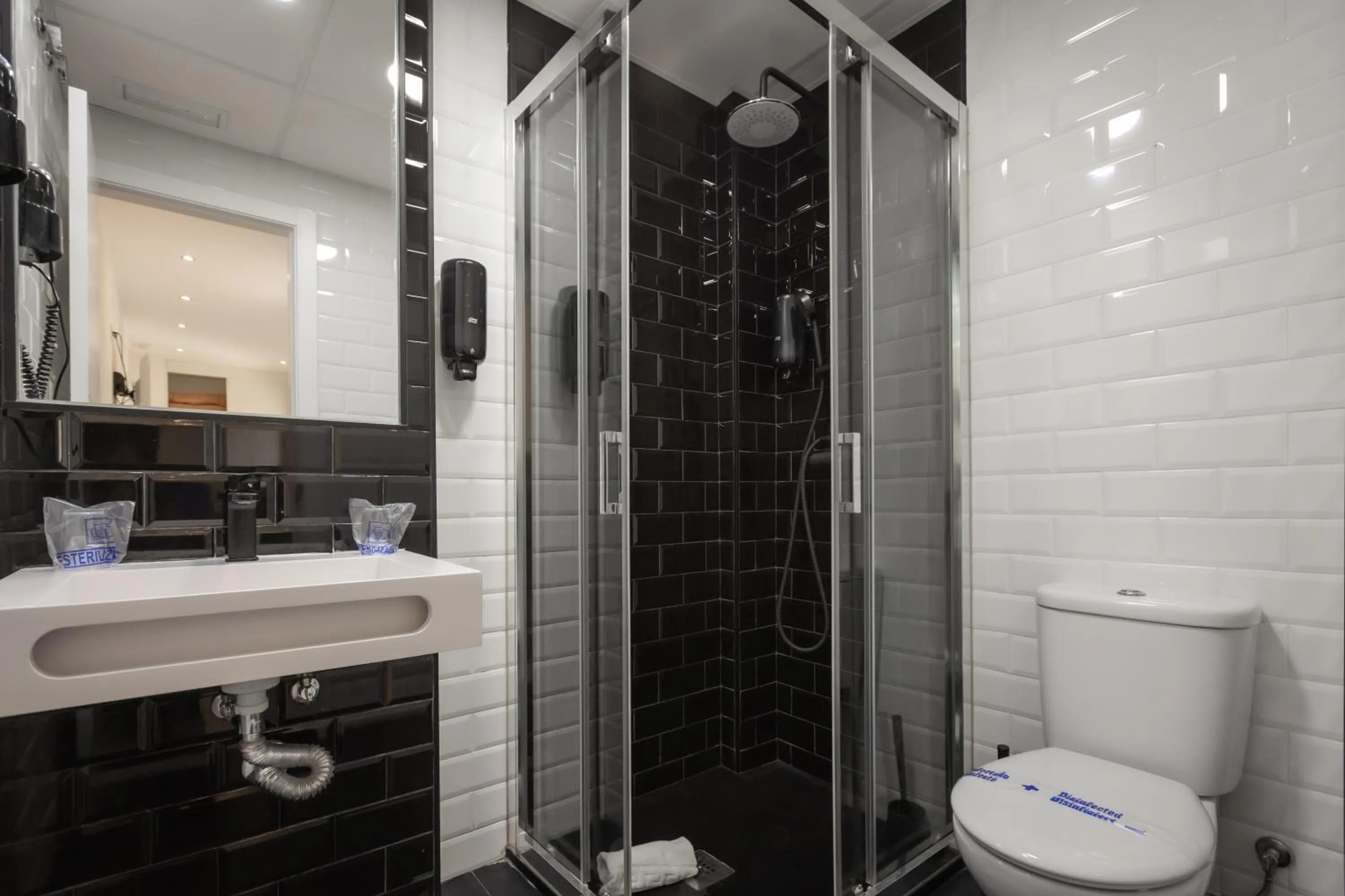 Shower in Hotel Zen Airport