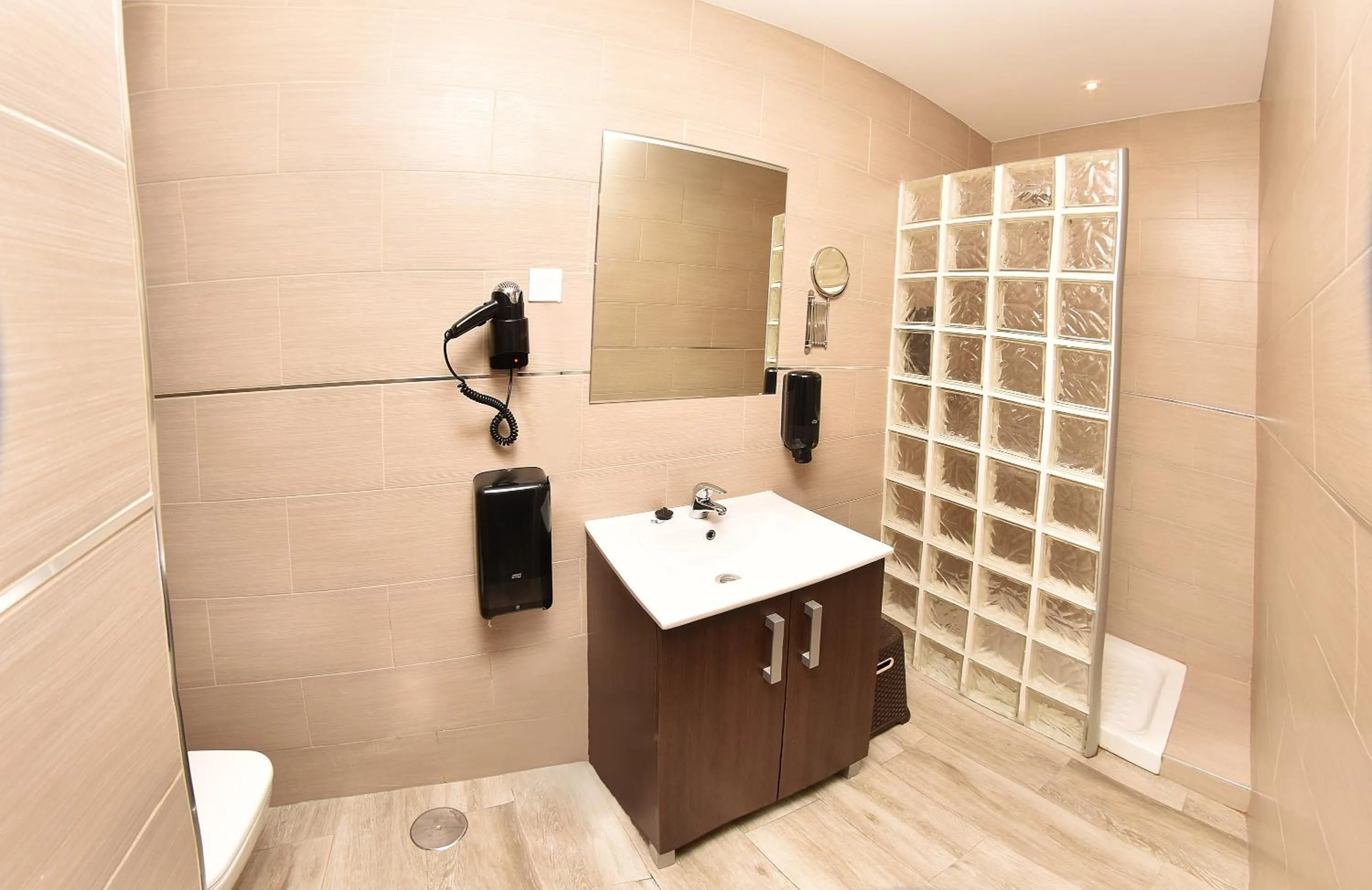 Shower in Hotel Zen Airport