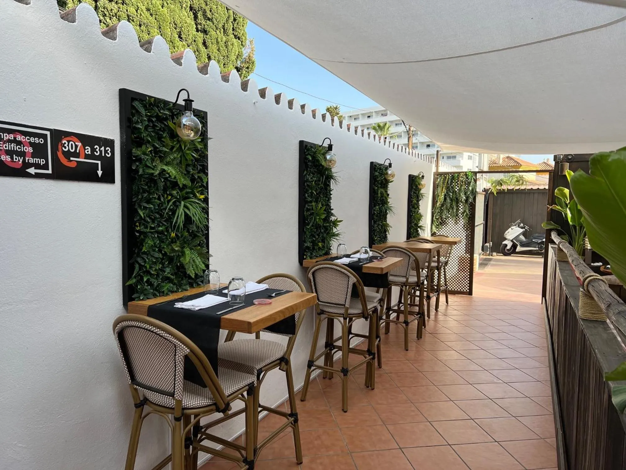 Restaurant/places to eat in Hotel Zen Airport