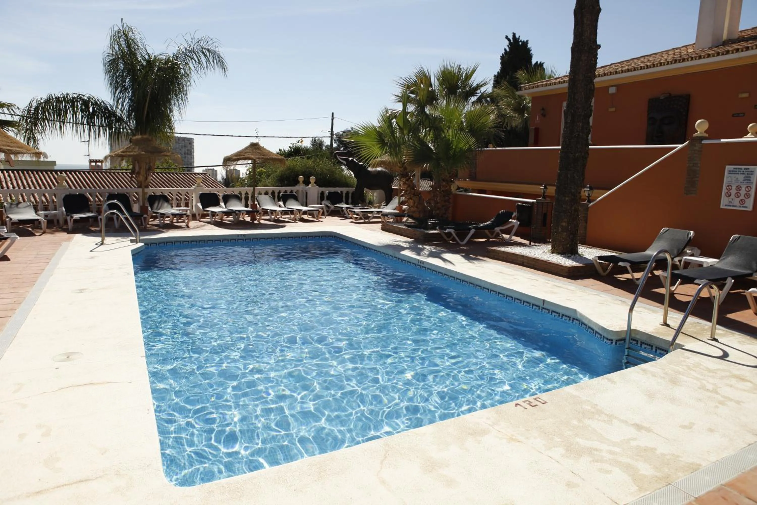 Swimming pool in Hotel Zen Airport