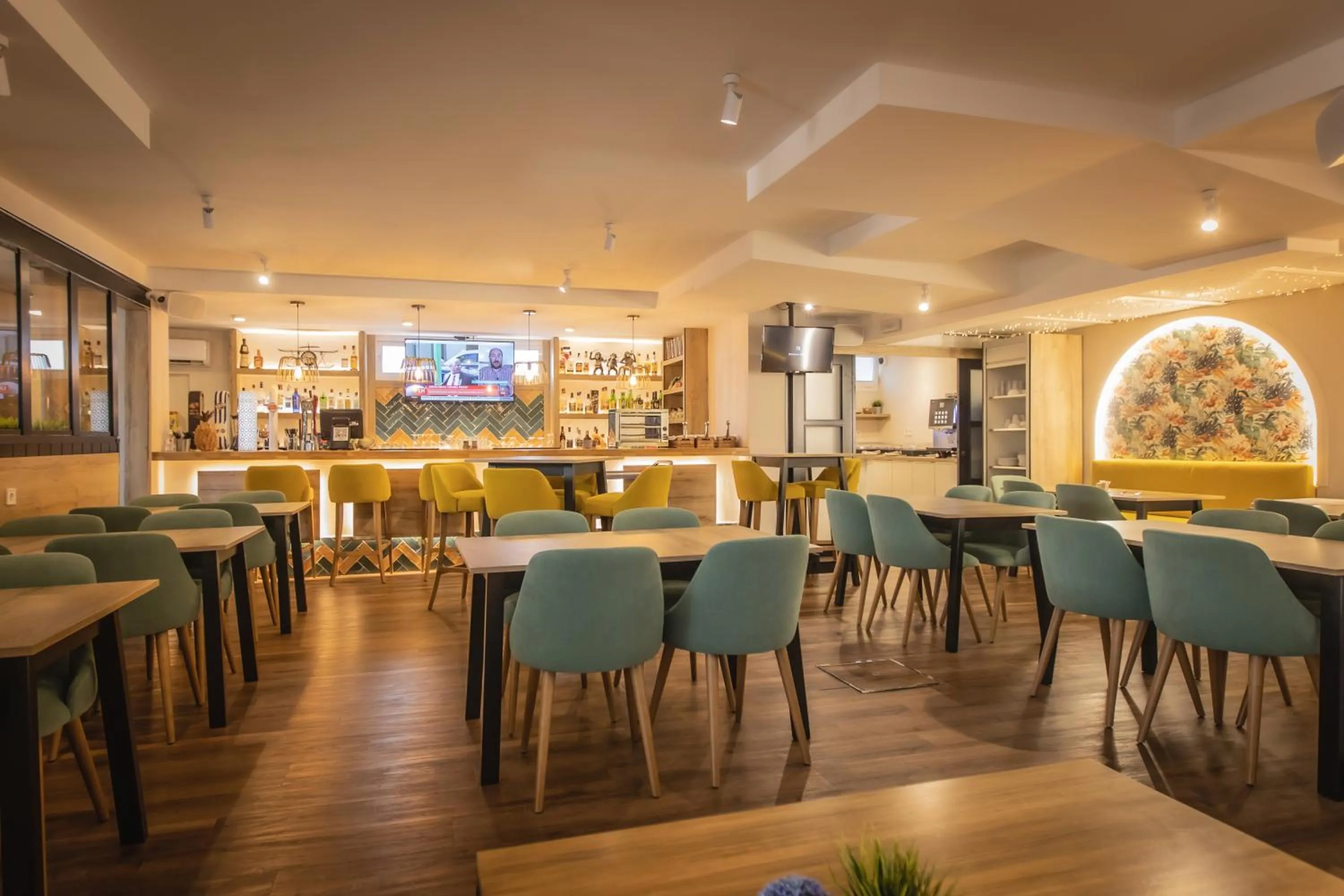 Restaurant/places to eat in Hotel Zen Airport