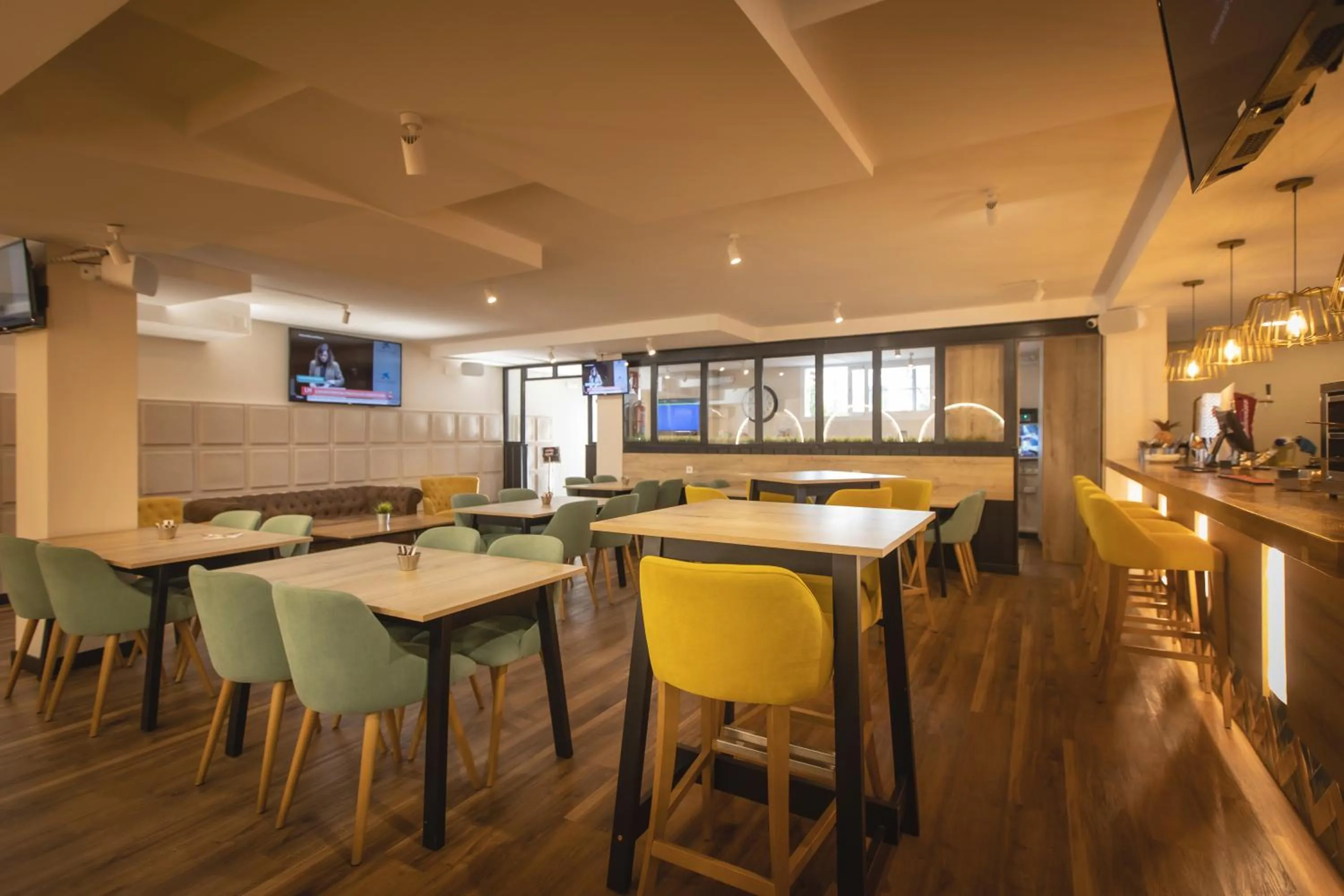 Restaurant/places to eat in Hotel Zen Airport