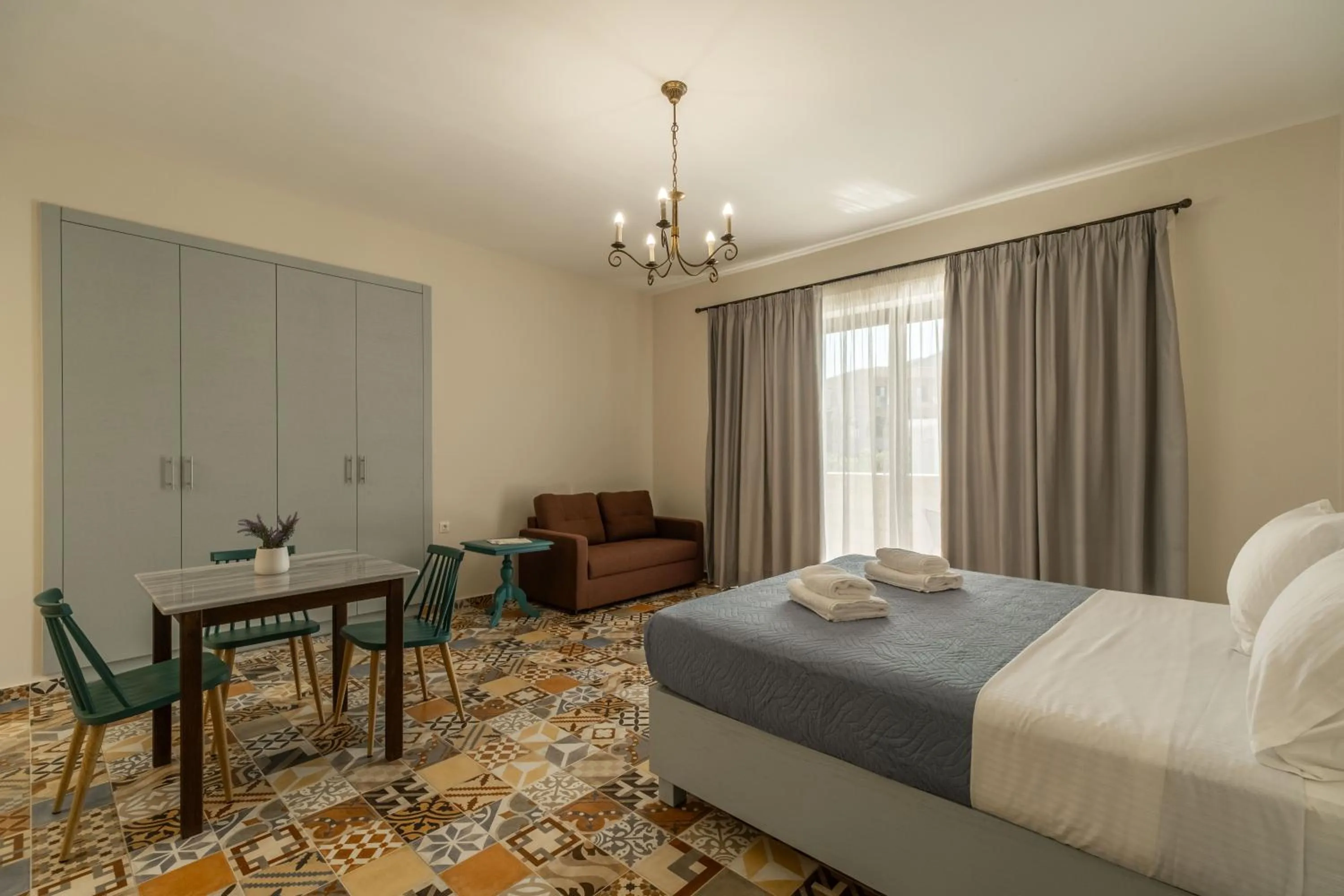 Photo of the whole room, Bed in Altirina Studios