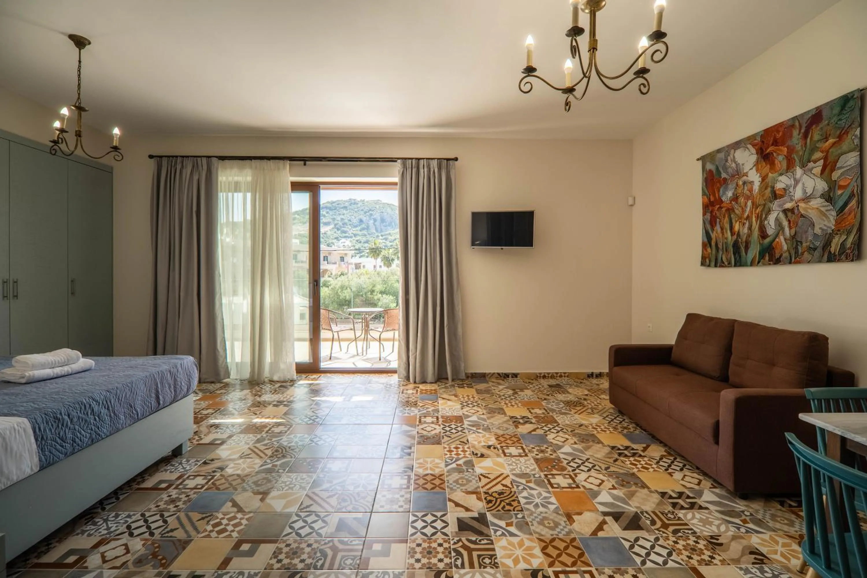 Photo of the whole room, Bed in Altirina Studios