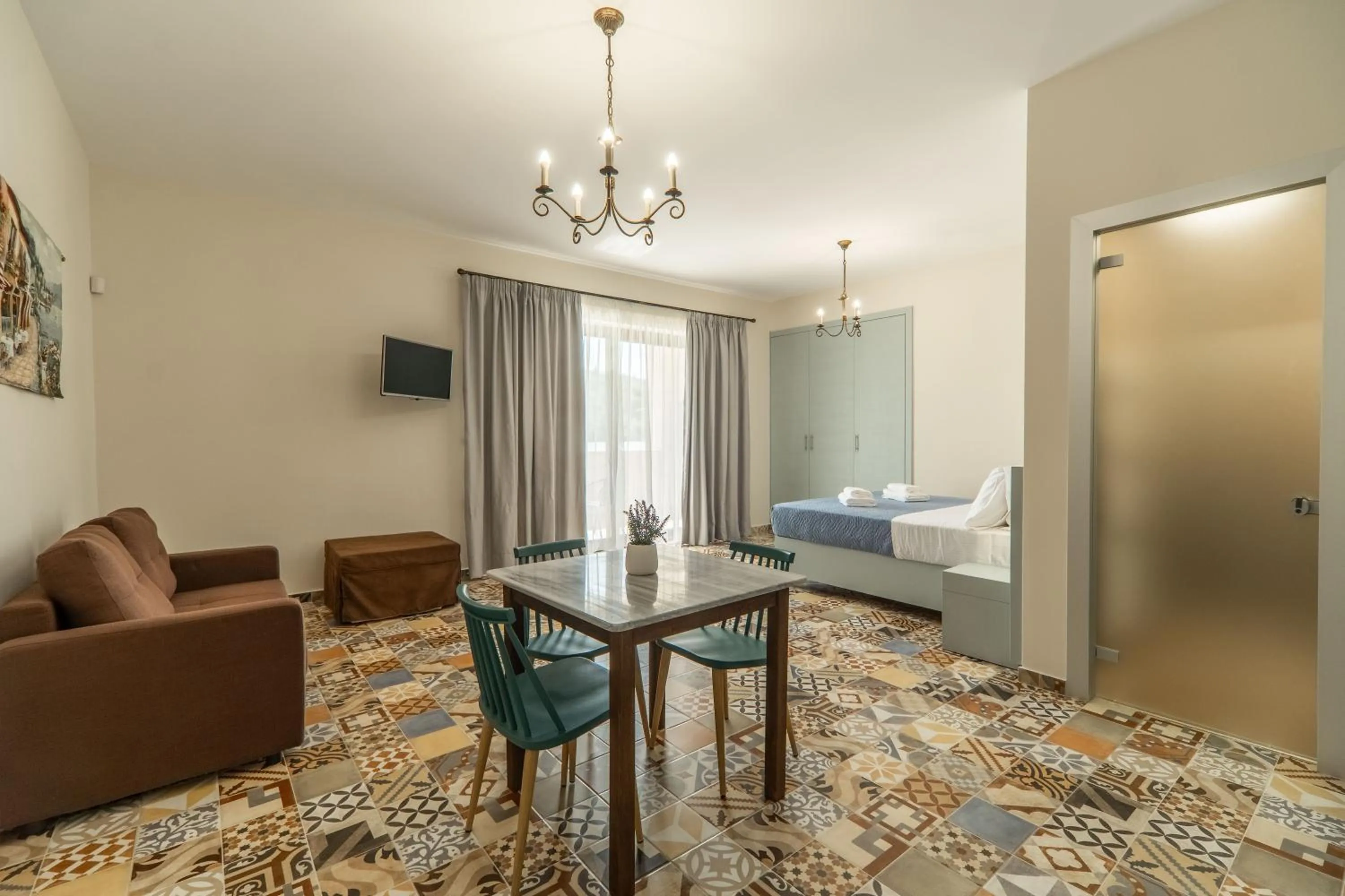 Photo of the whole room, Bed in Altirina Studios