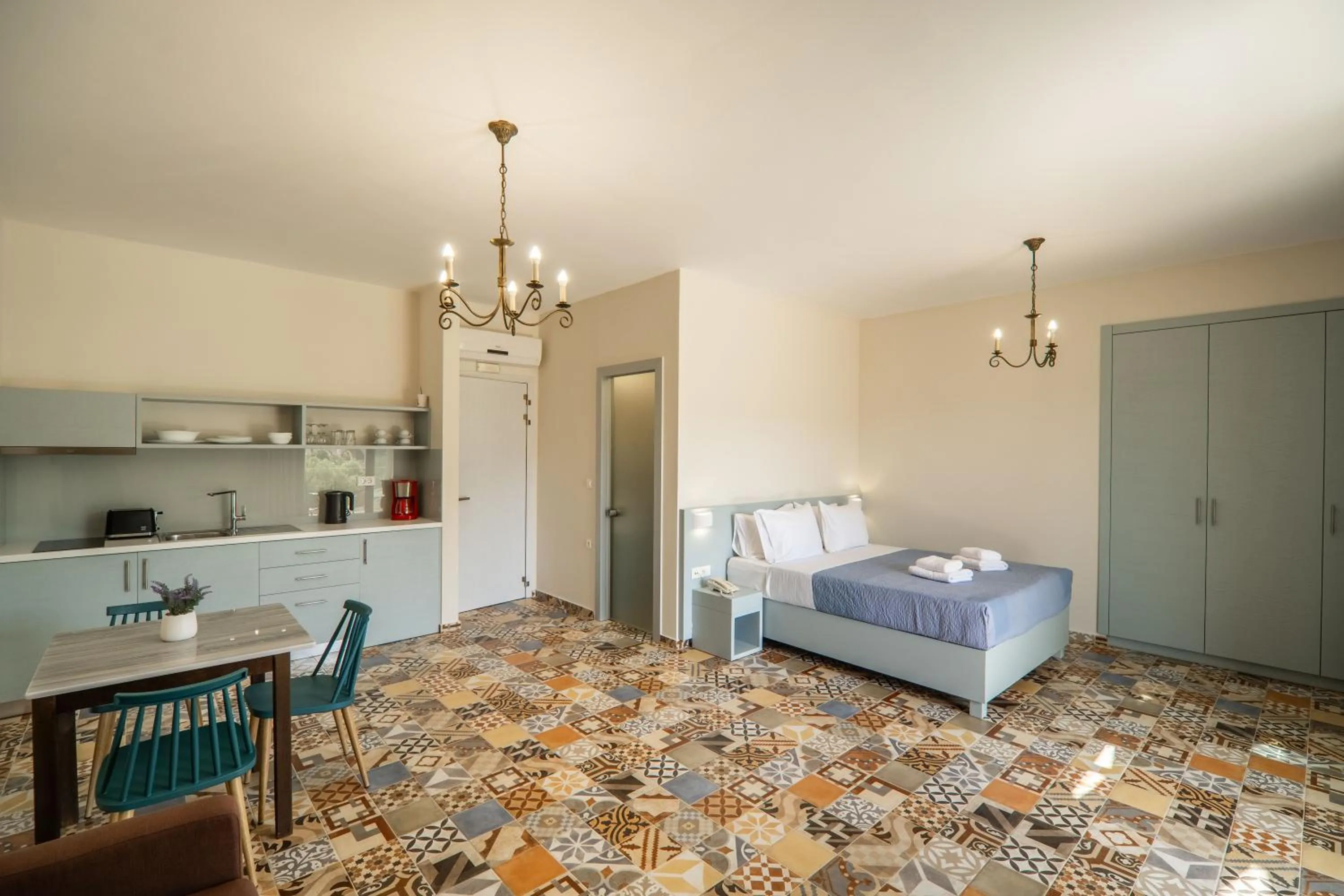 Photo of the whole room, Bed in Altirina Studios