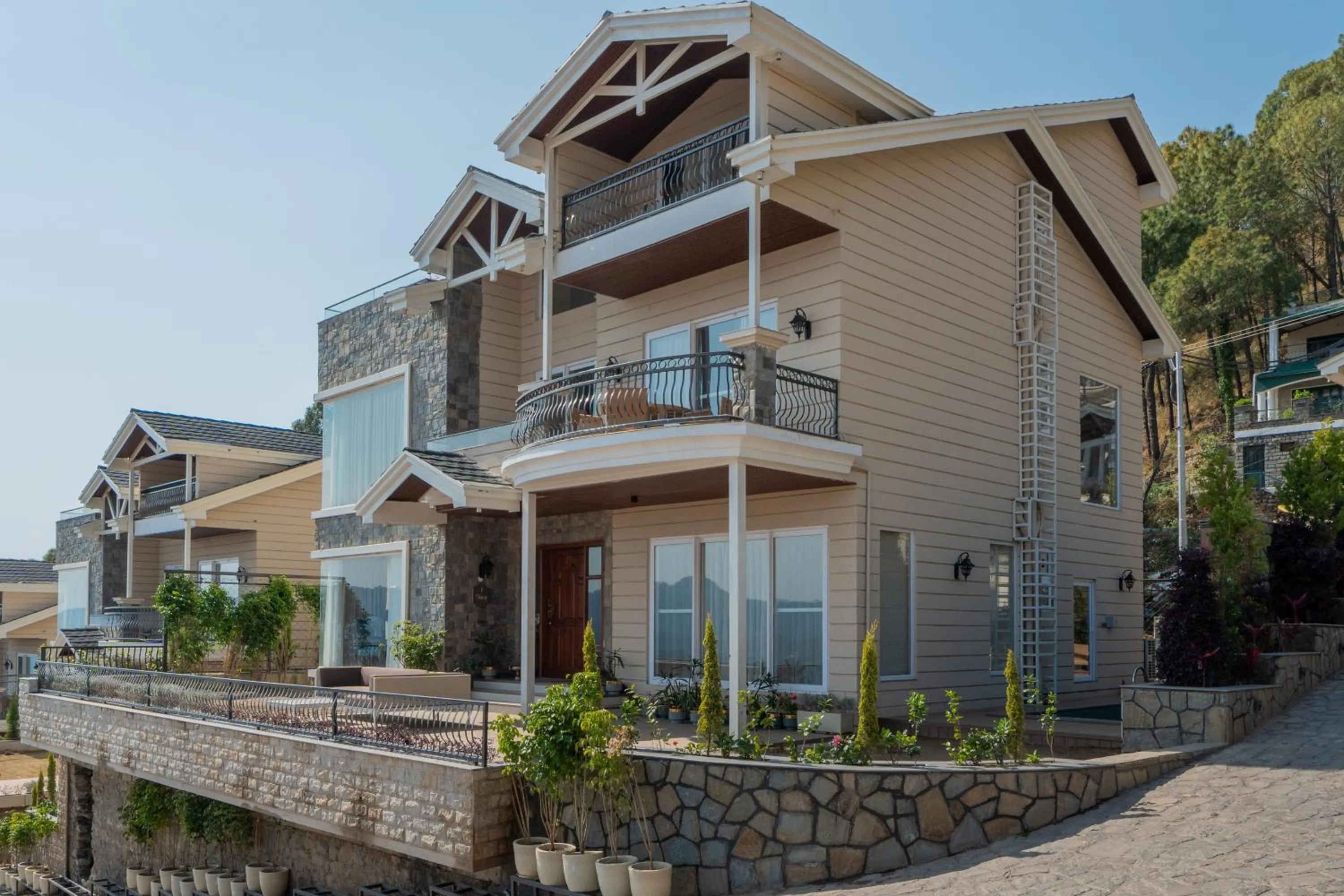 ELIVAAS privé The Royce Daisy Ultra-Luxe 4 BHK Villa with Pvt Heated Pool, Jacuzzi, Steam Room & Hill Views