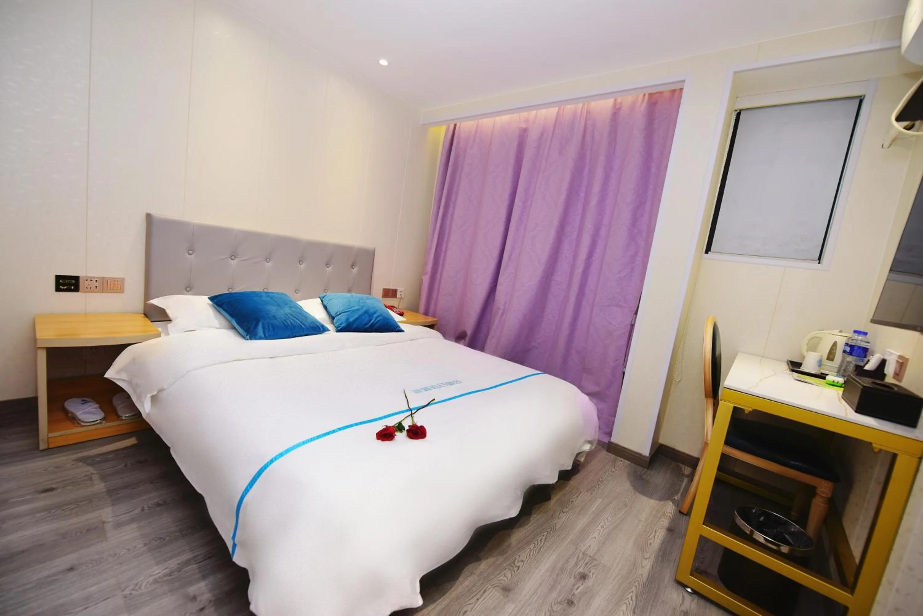 Bed in Longchen Holiday Hotel