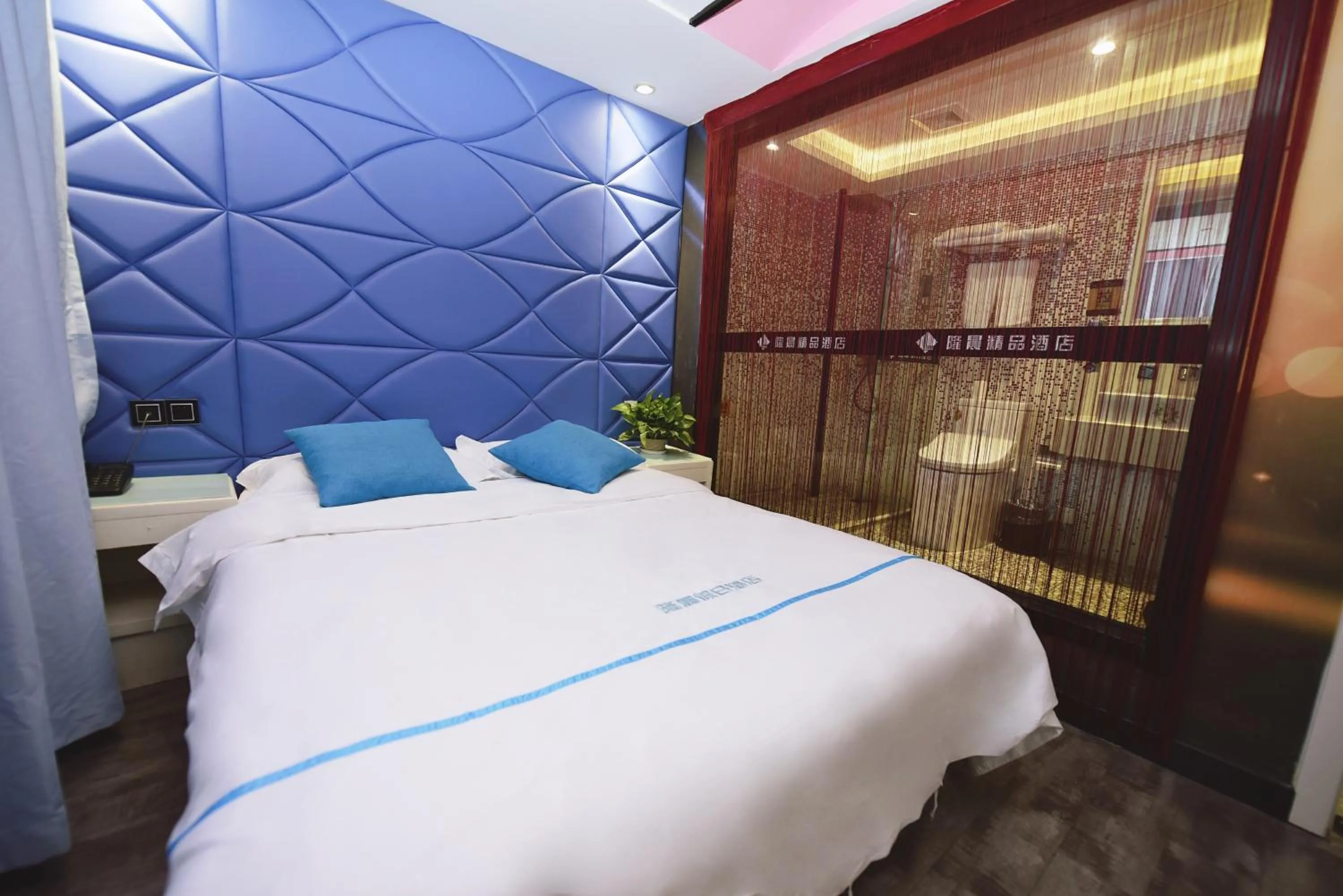 Bed in Longchen Holiday Hotel