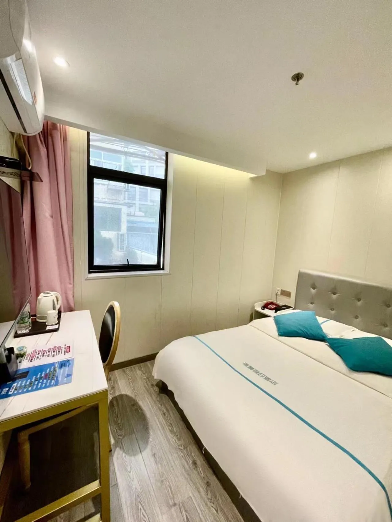 Bedroom, Bed in Longchen Holiday Hotel