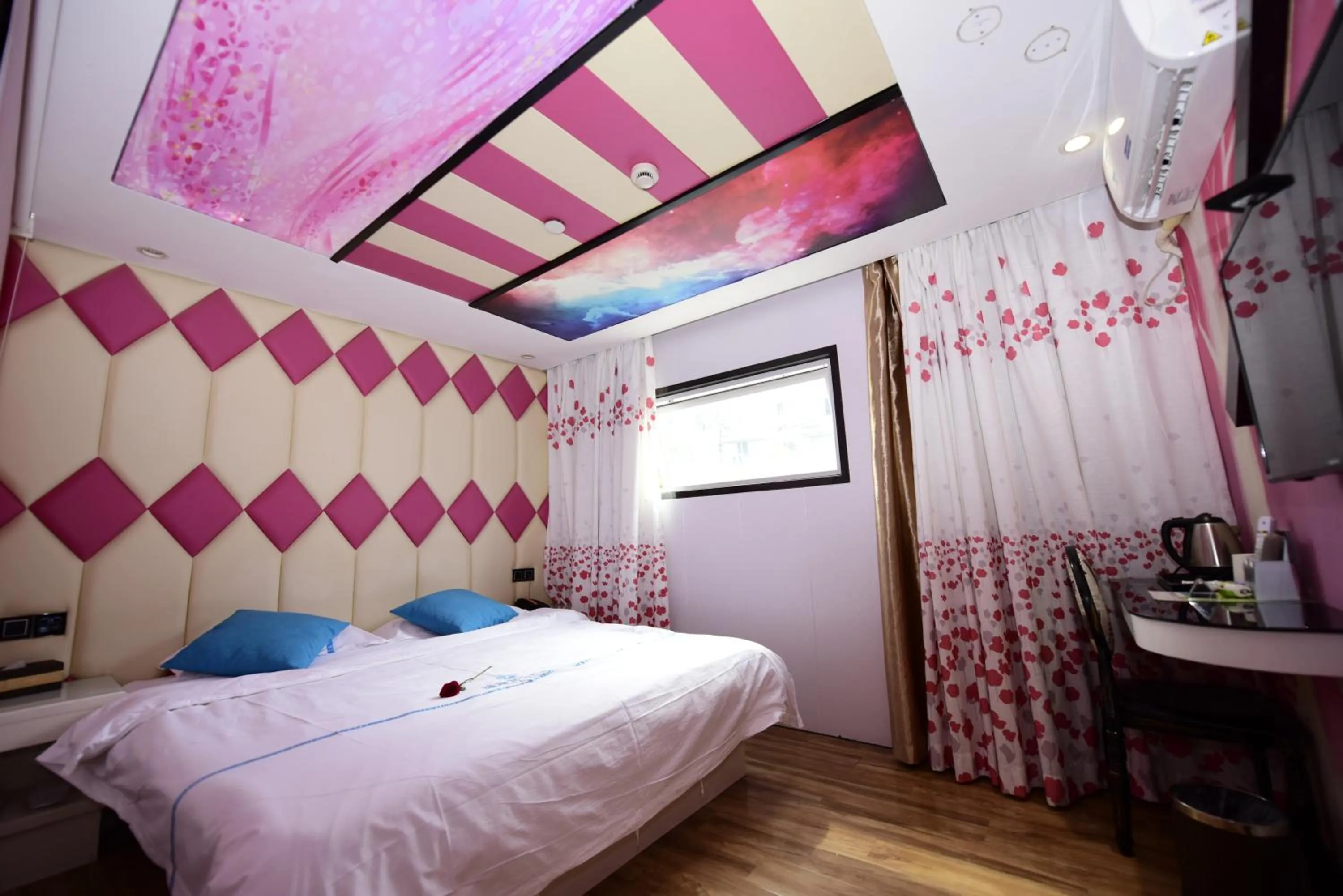 Bedroom, Bed in Longchen Holiday Hotel