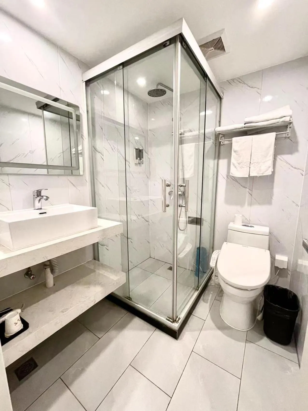 Shower in Longchen Holiday Hotel