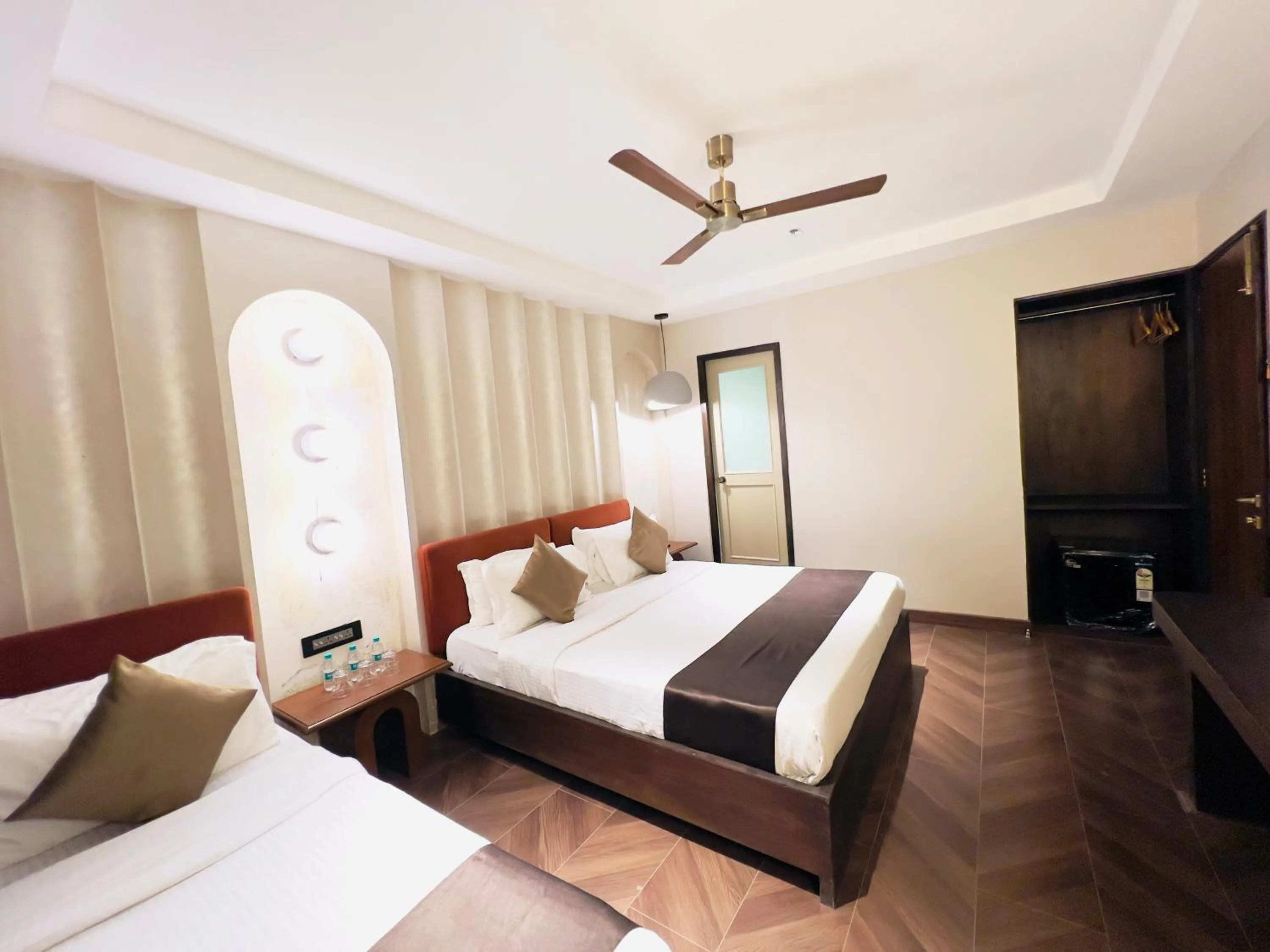 Bedroom, Bed in Hotel White Pearl - Colaba Mumbai