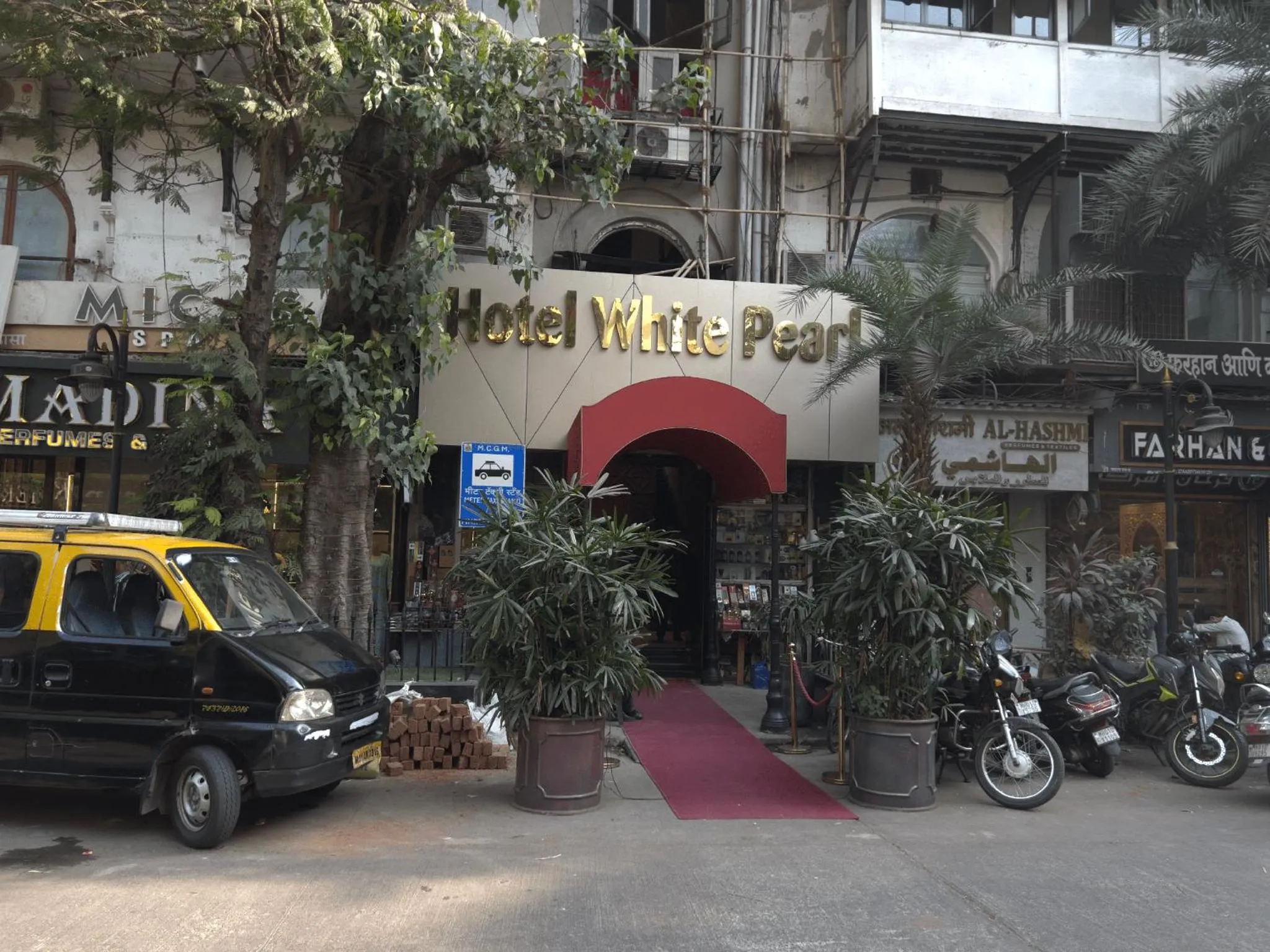 Facade/entrance in Hotel White Pearl - Colaba Mumbai