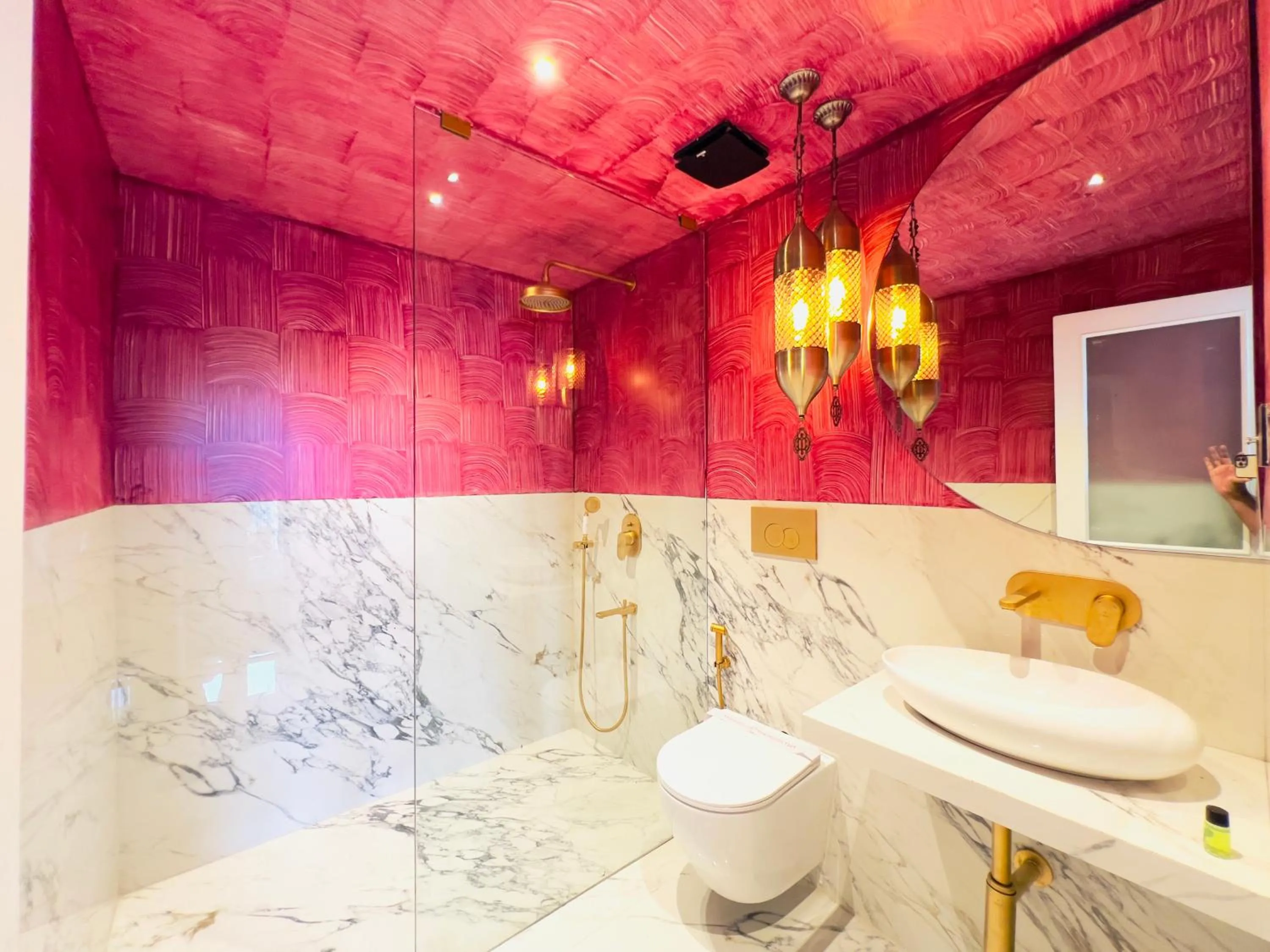 Shower in Hotel White Pearl - Colaba Mumbai