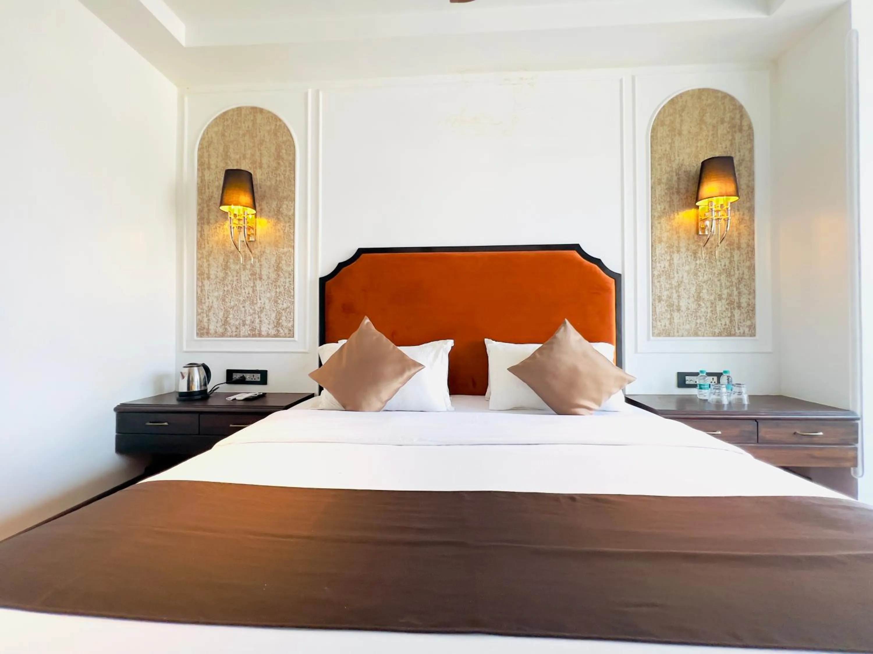 Bedroom, Bed in Hotel White Pearl - Colaba Mumbai