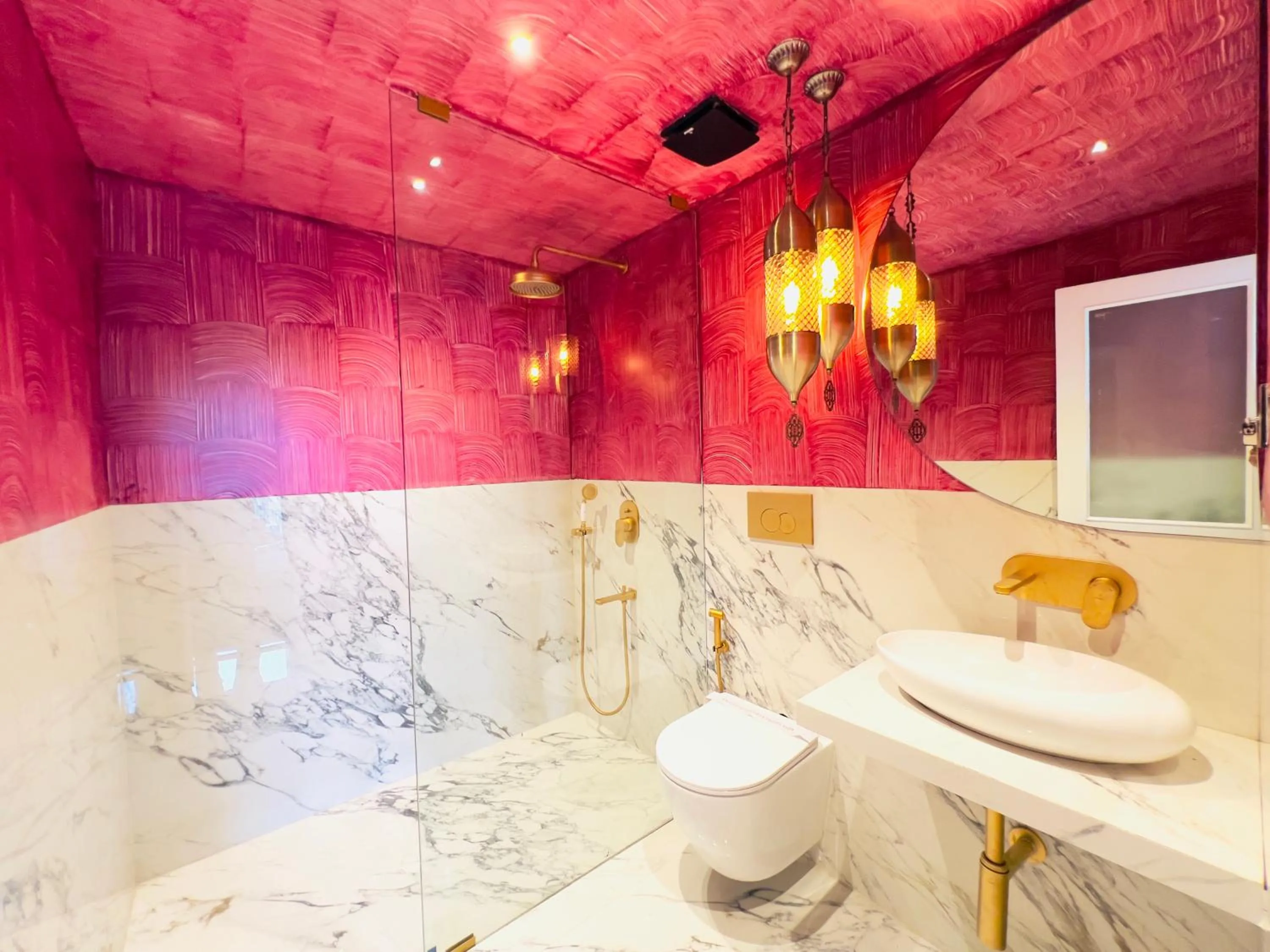 Shower in Hotel White Pearl - Colaba Mumbai