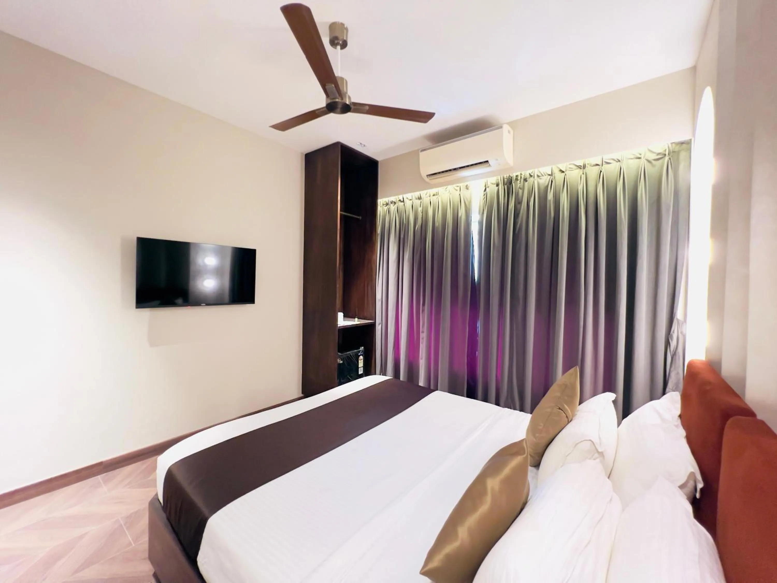 Bed in Hotel White Pearl - Colaba Mumbai