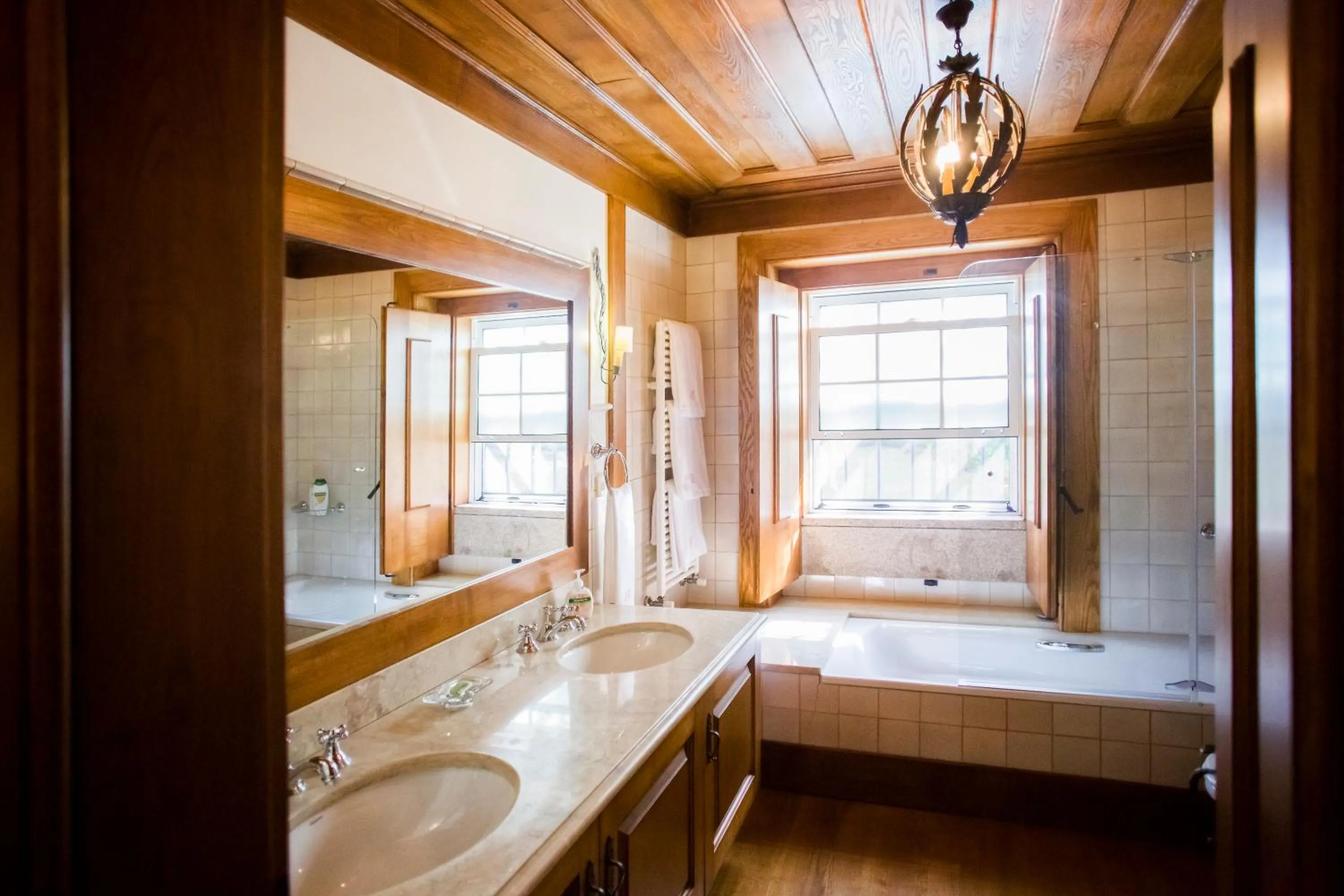 Bathroom, Bed in Casas da Memória