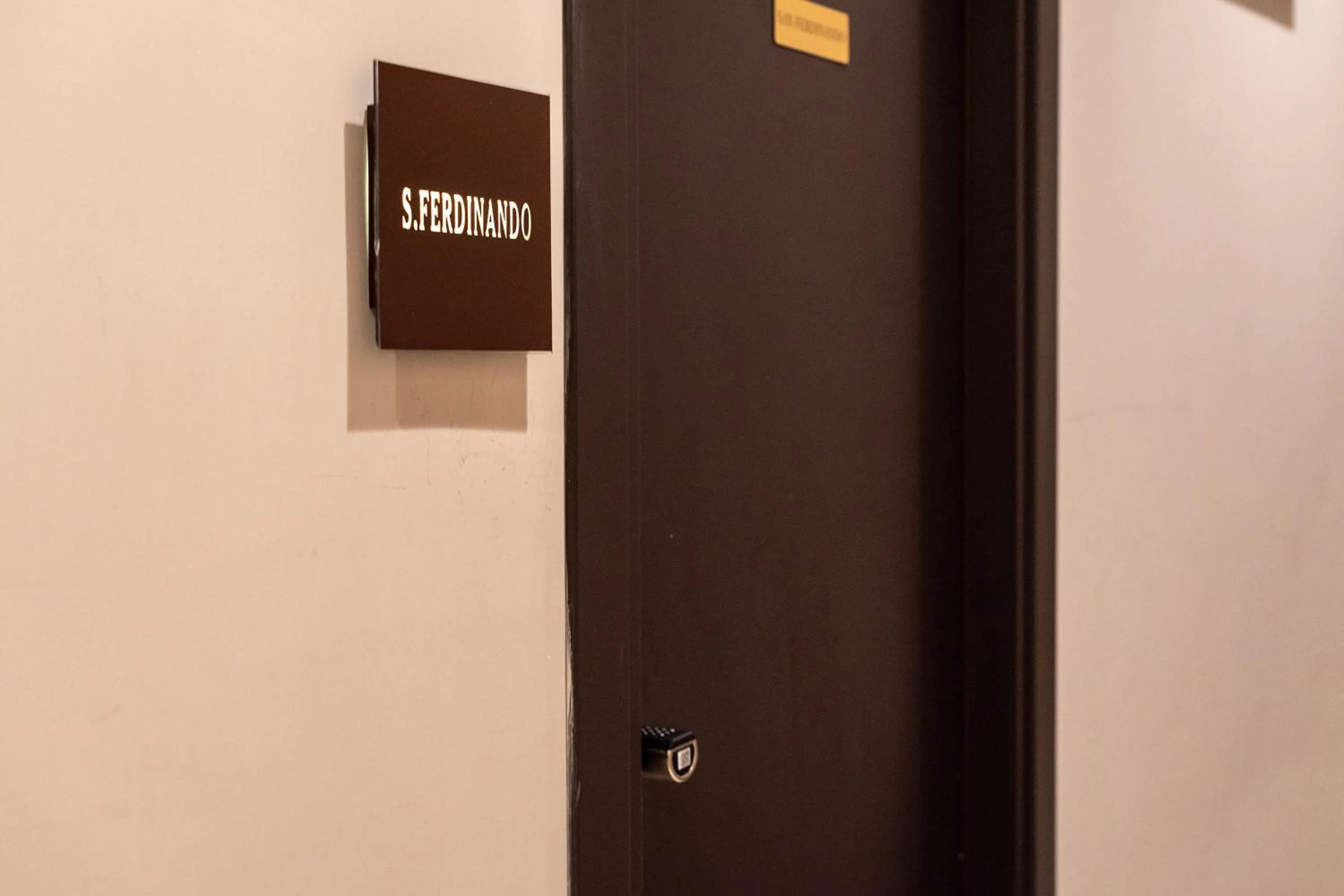 Text overlay in Neapolis Lifestyle