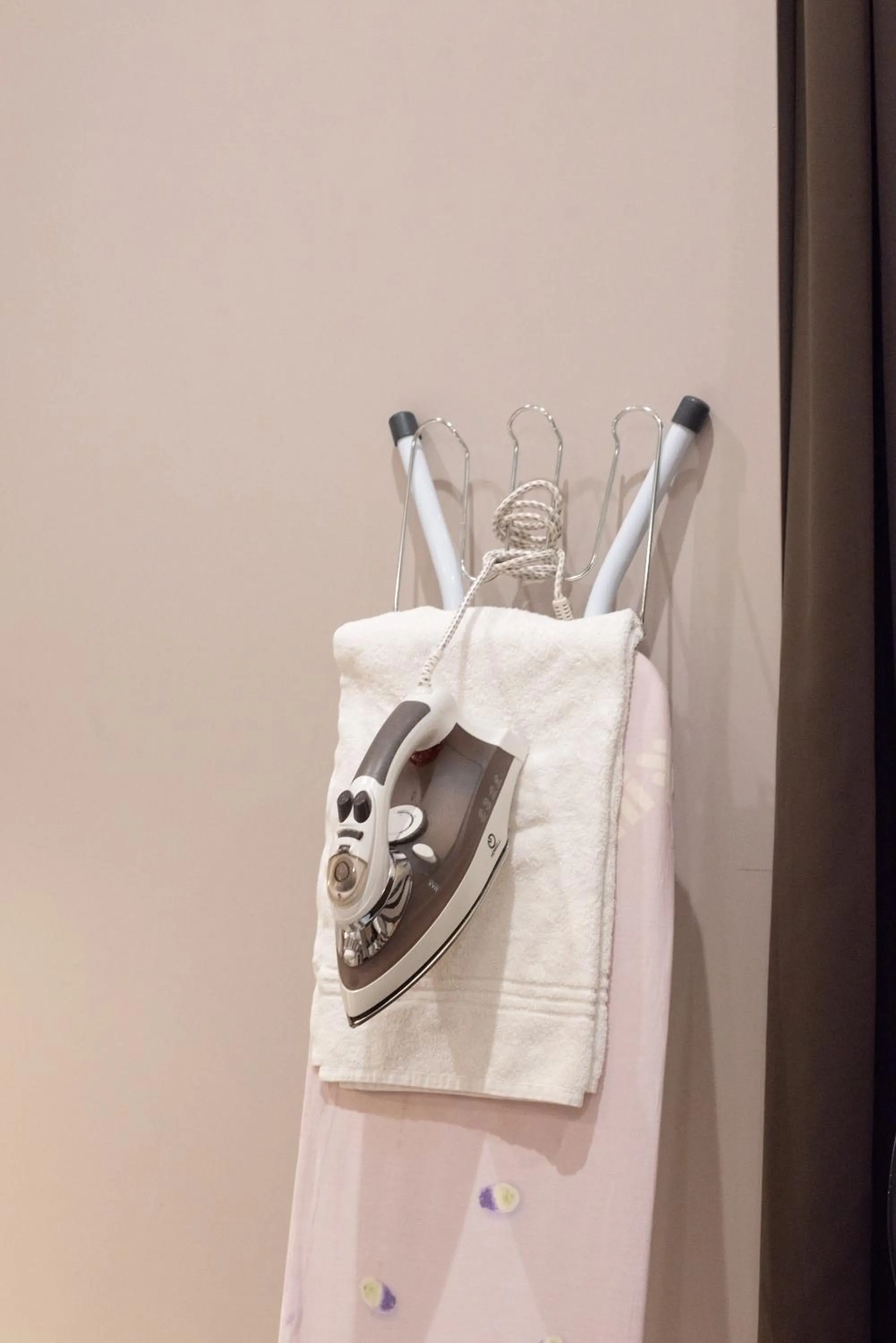 trouser press in Neapolis Lifestyle