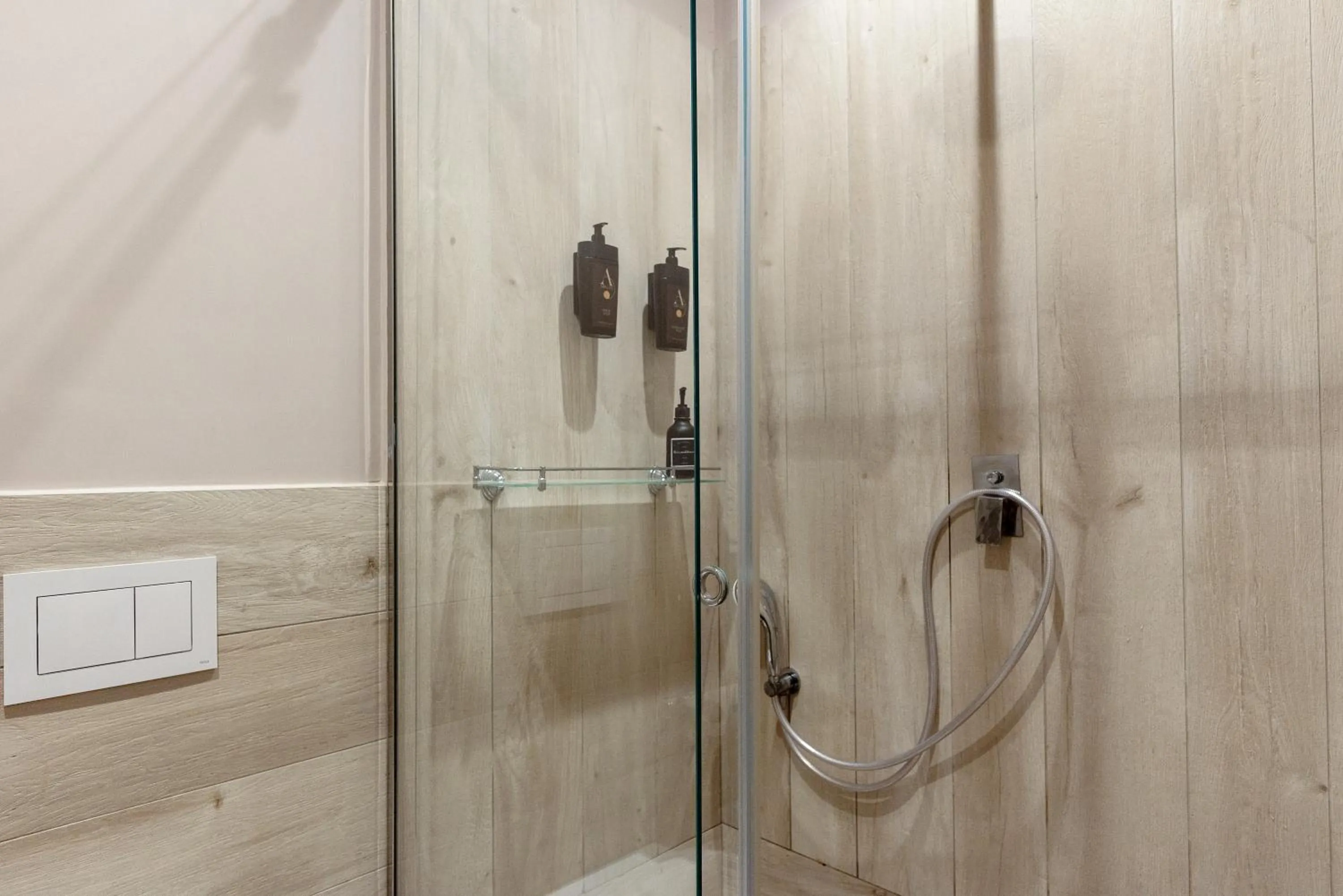 Shower in Neapolis Lifestyle