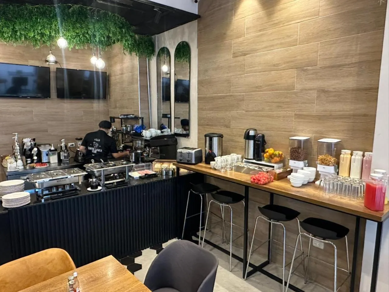 Restaurant/places to eat in The Park Hotel