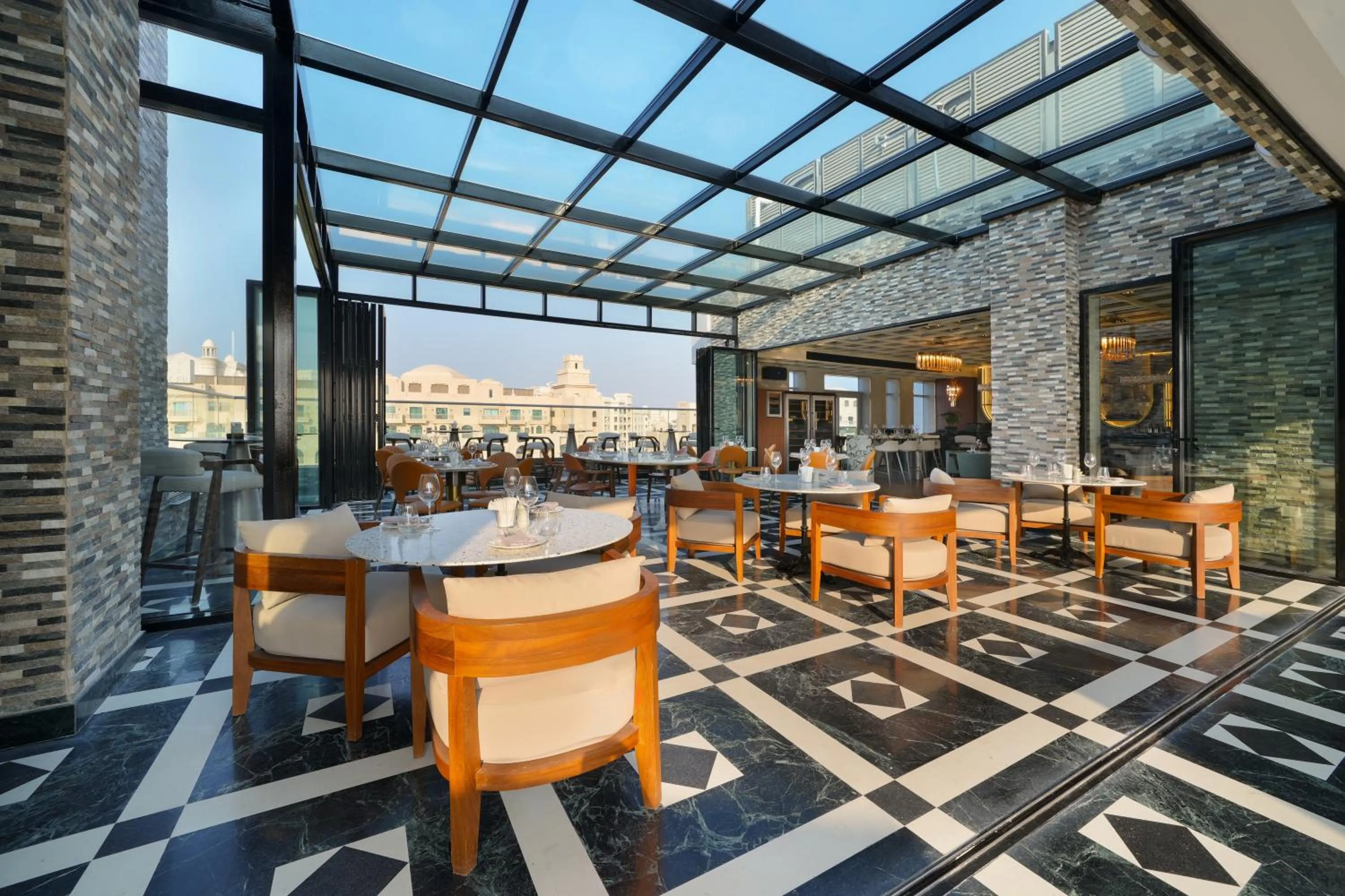 Restaurant/places to eat in Mileo Hotel The Palm