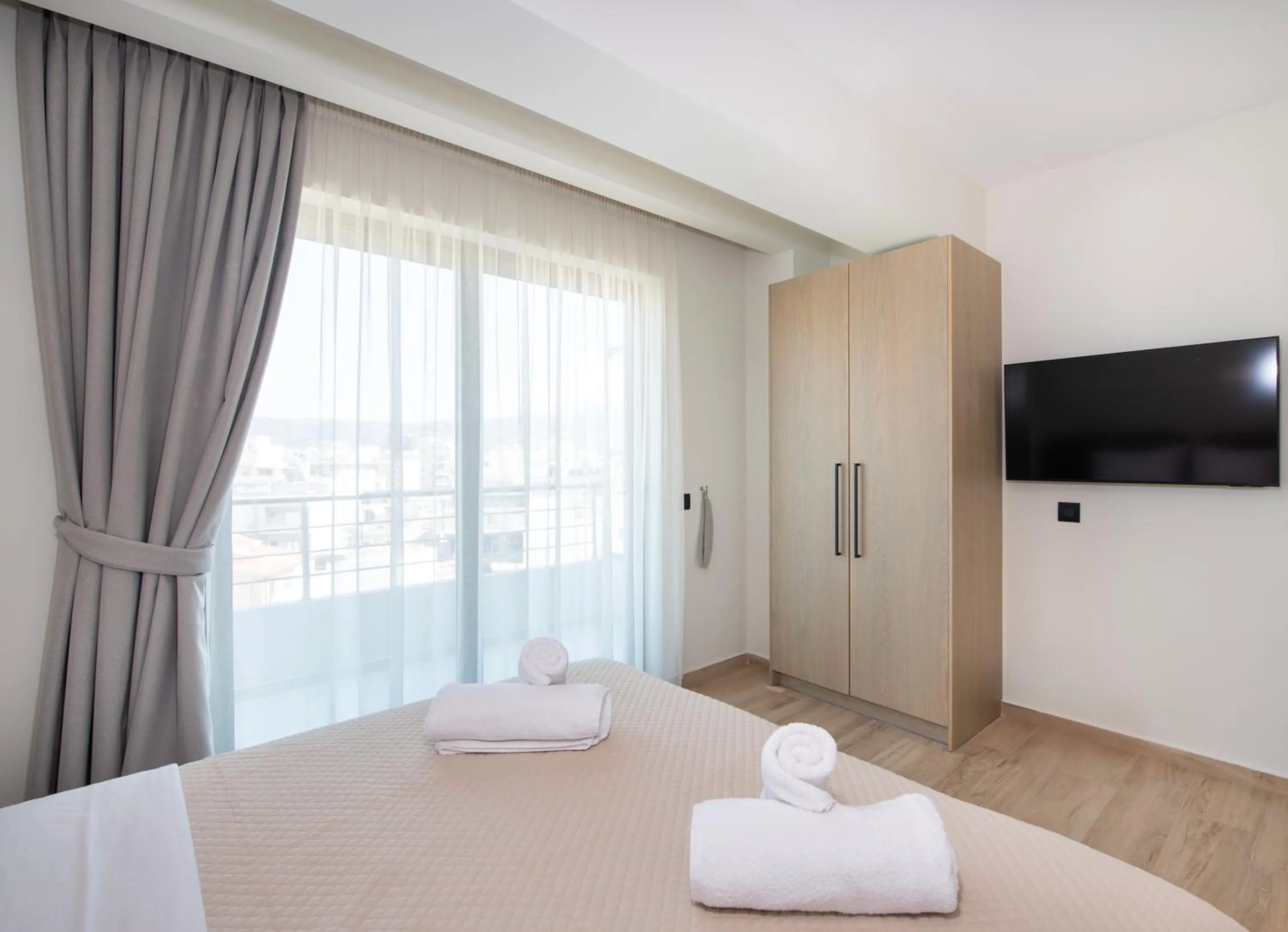 wardrobe, Bed in EdgeWater Beach Hotel