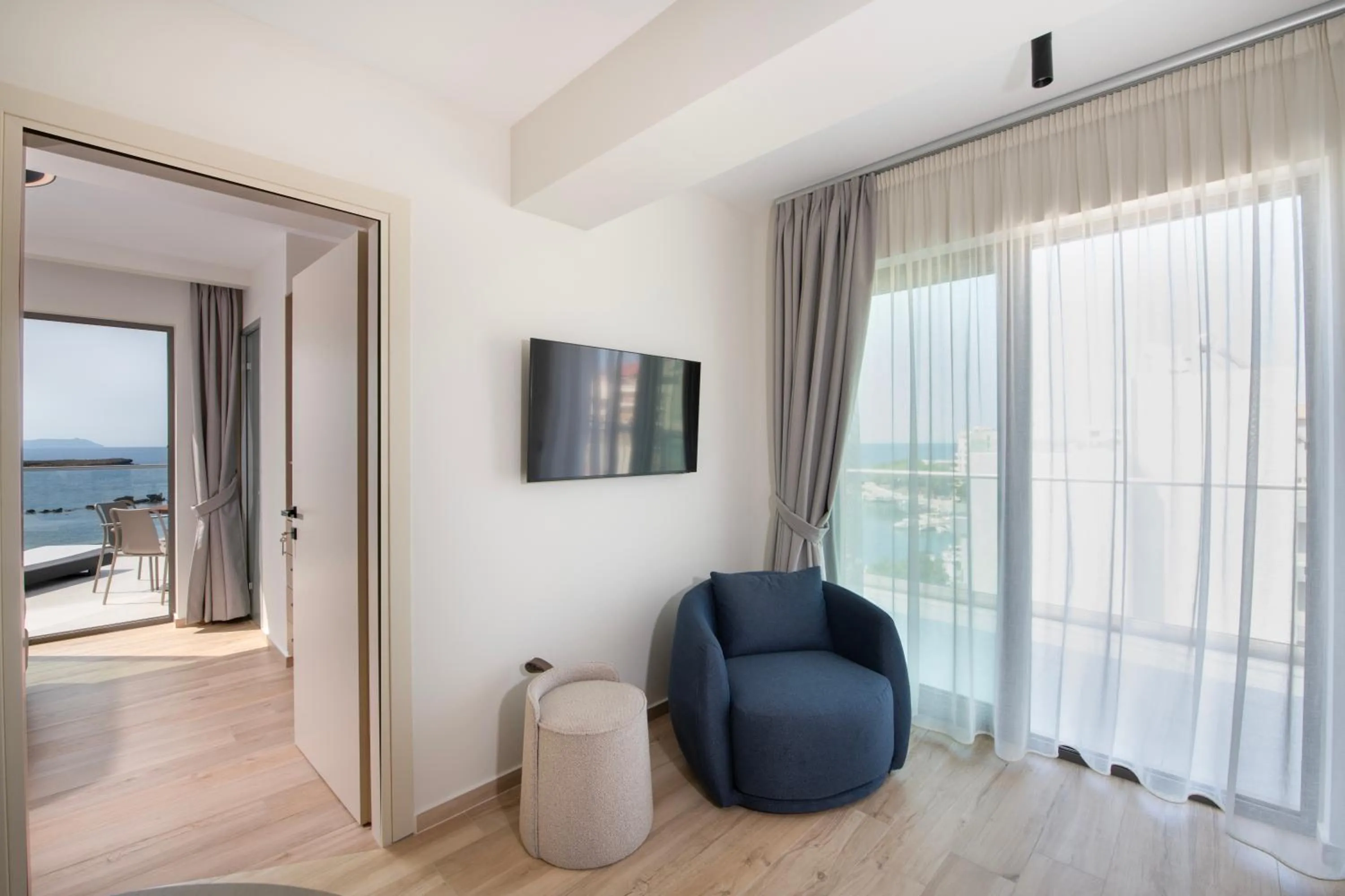 Living room in EdgeWater Beach Hotel