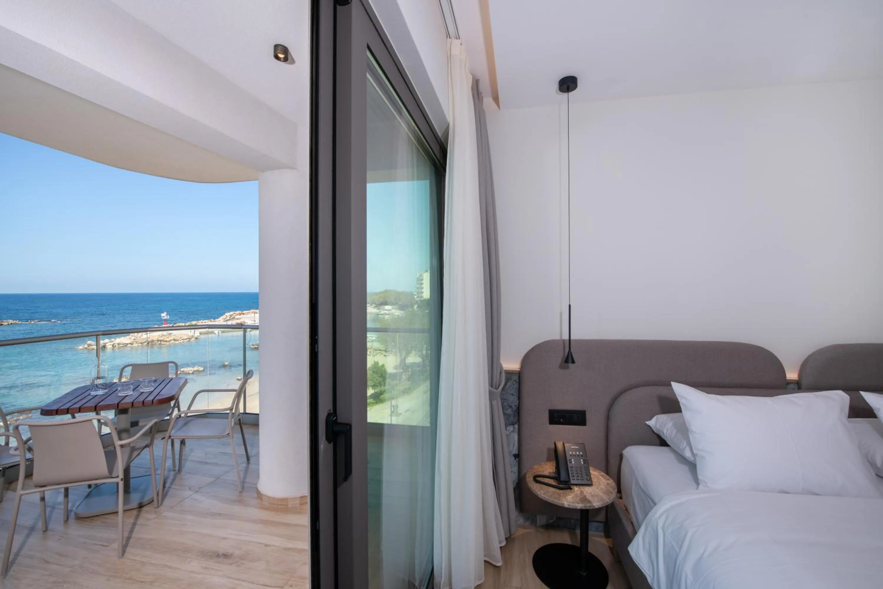 Patio, Bed in EdgeWater Beach Hotel