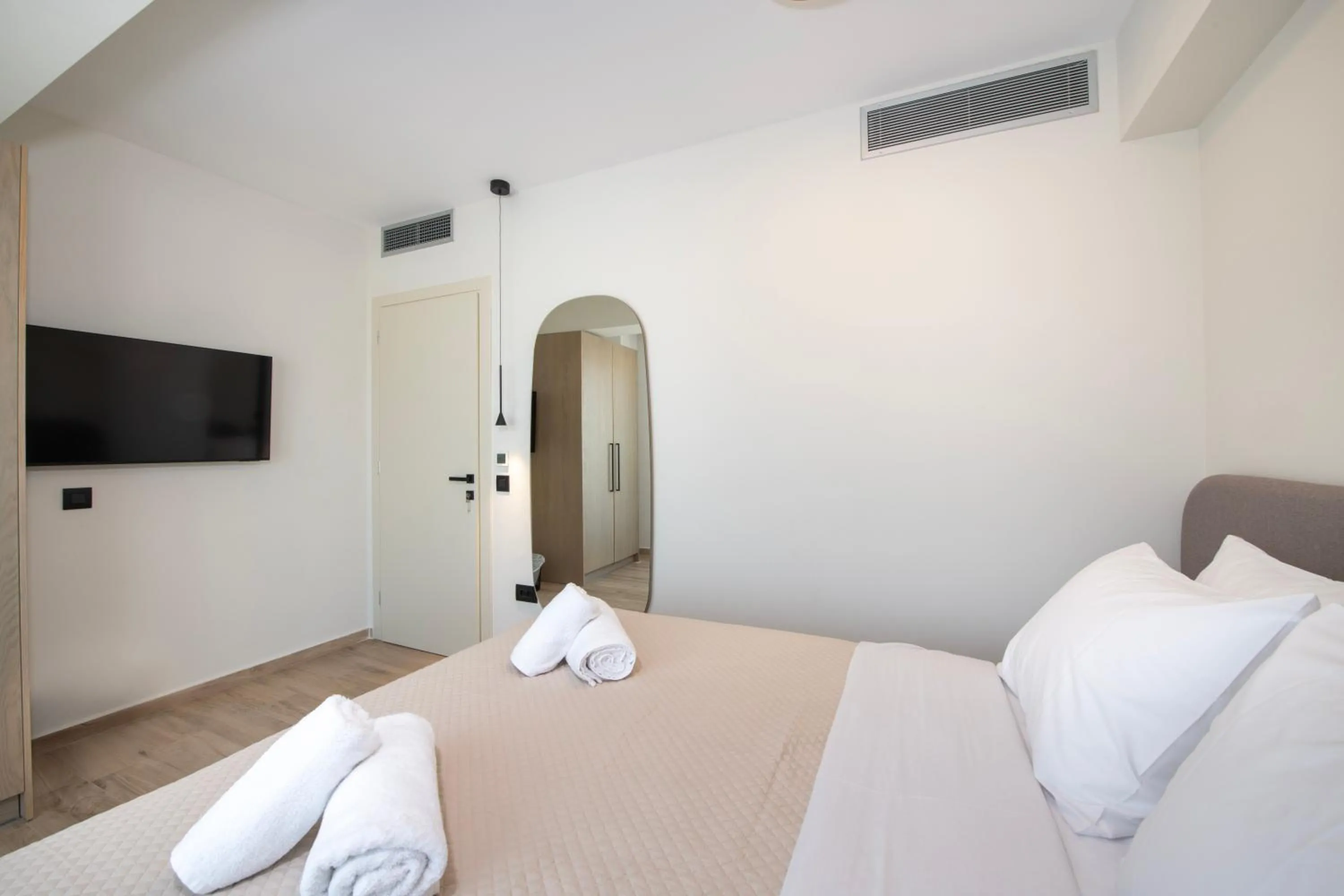 Bedroom, Bed in EdgeWater Beach Hotel