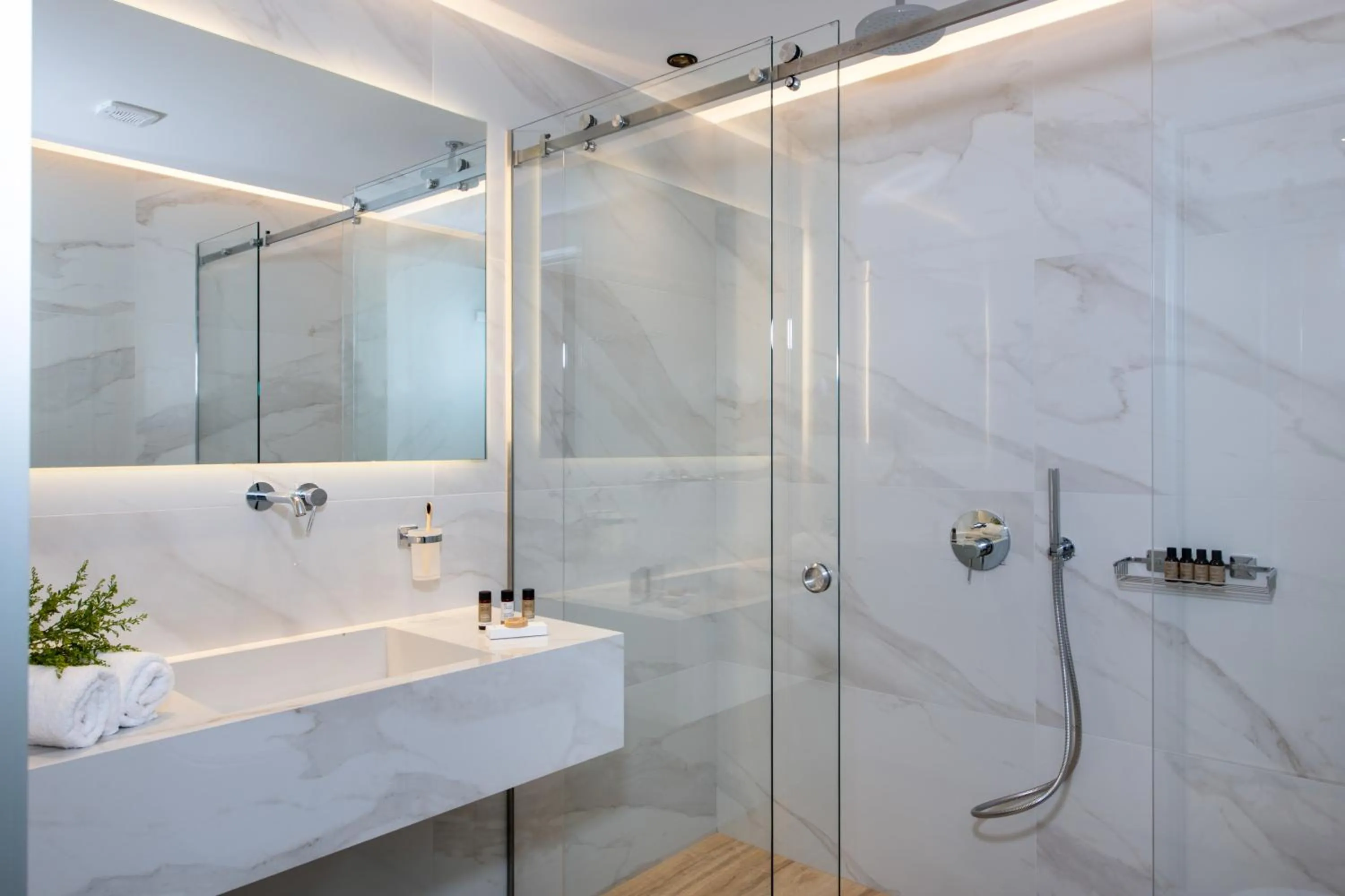 Shower in EdgeWater Beach Hotel