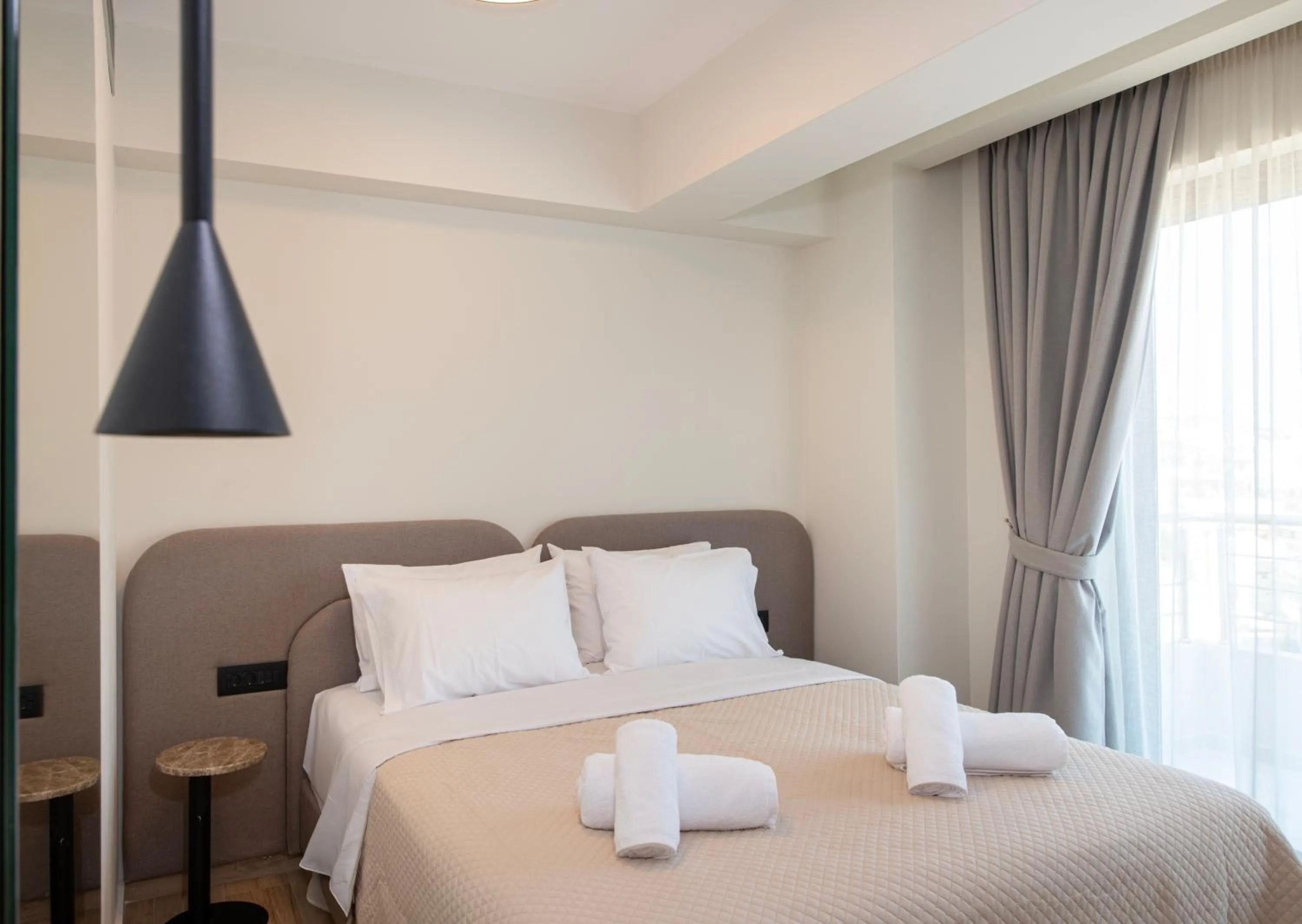 Bedroom, Bed in EdgeWater Beach Hotel
