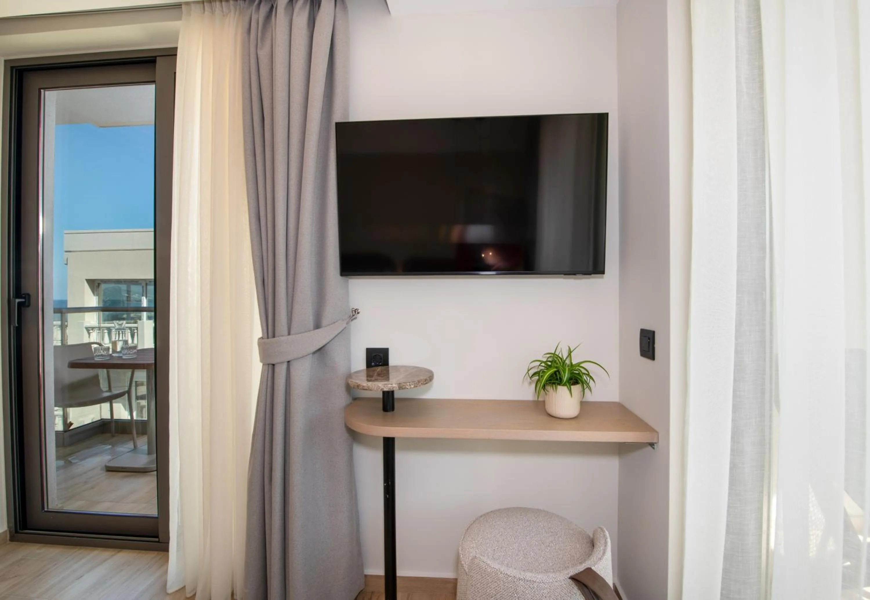TV and multimedia in EdgeWater Beach Hotel