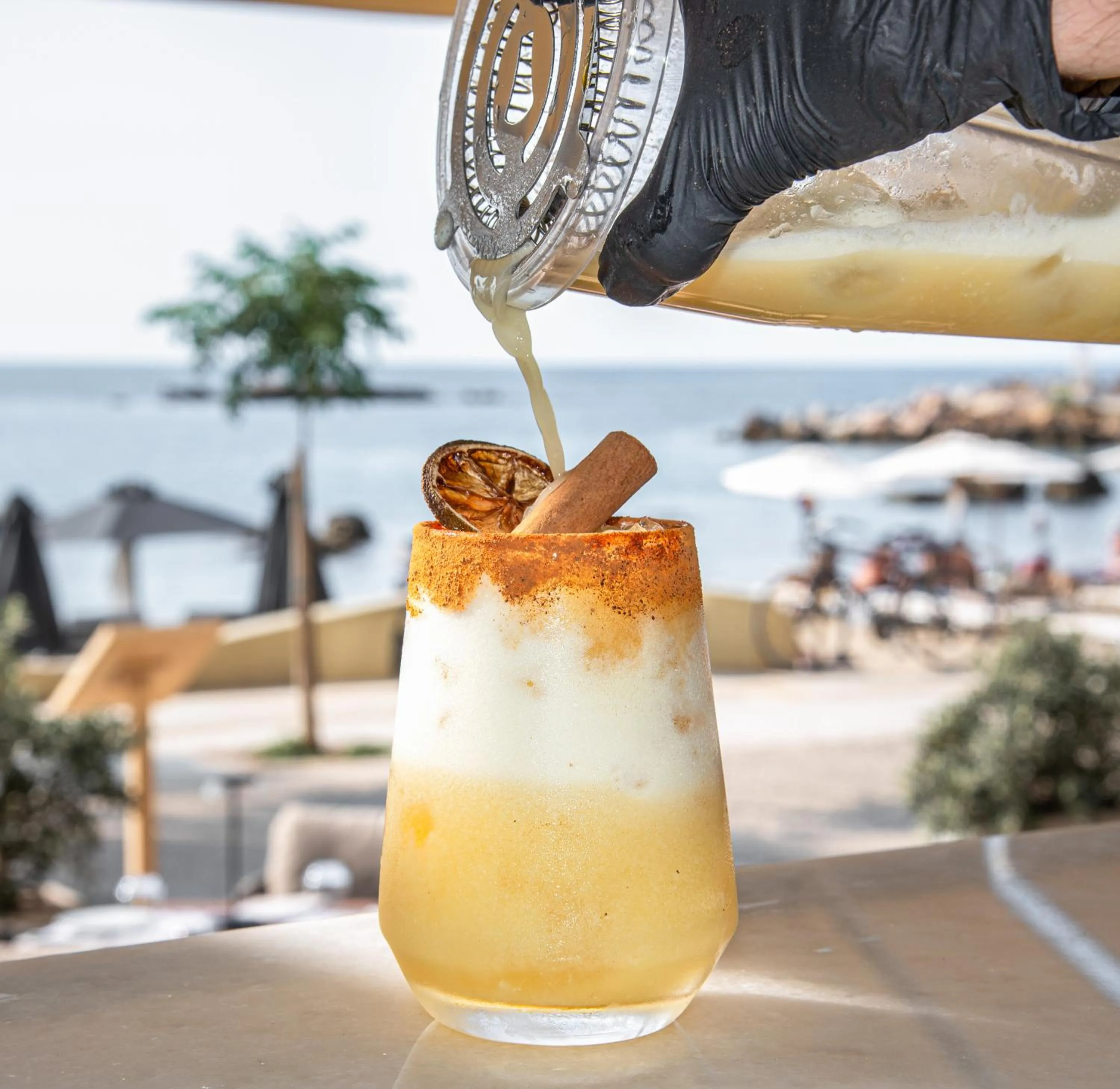 Lounge or bar in EdgeWater Beach Hotel
