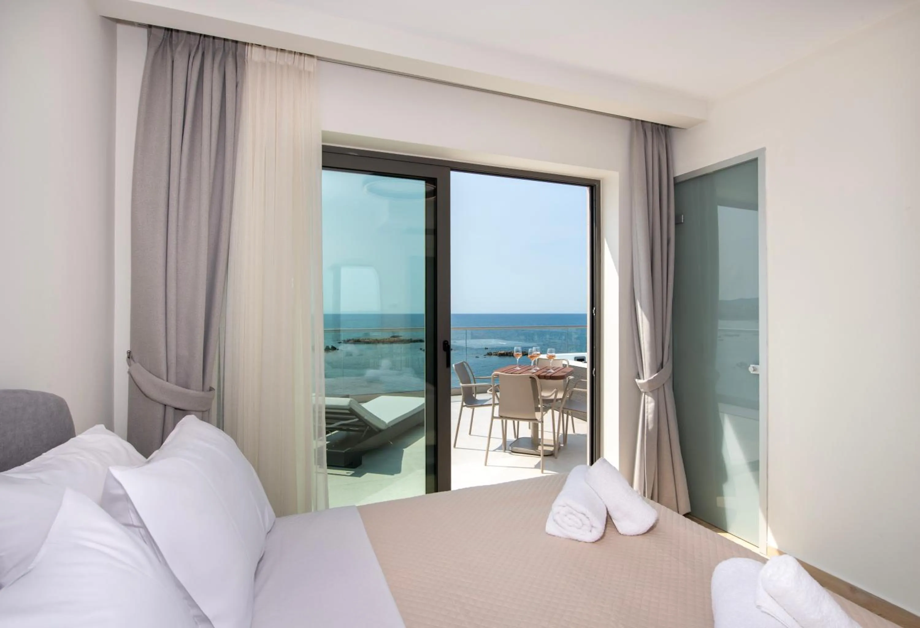 View (from property/room), Bed in EdgeWater Beach Hotel