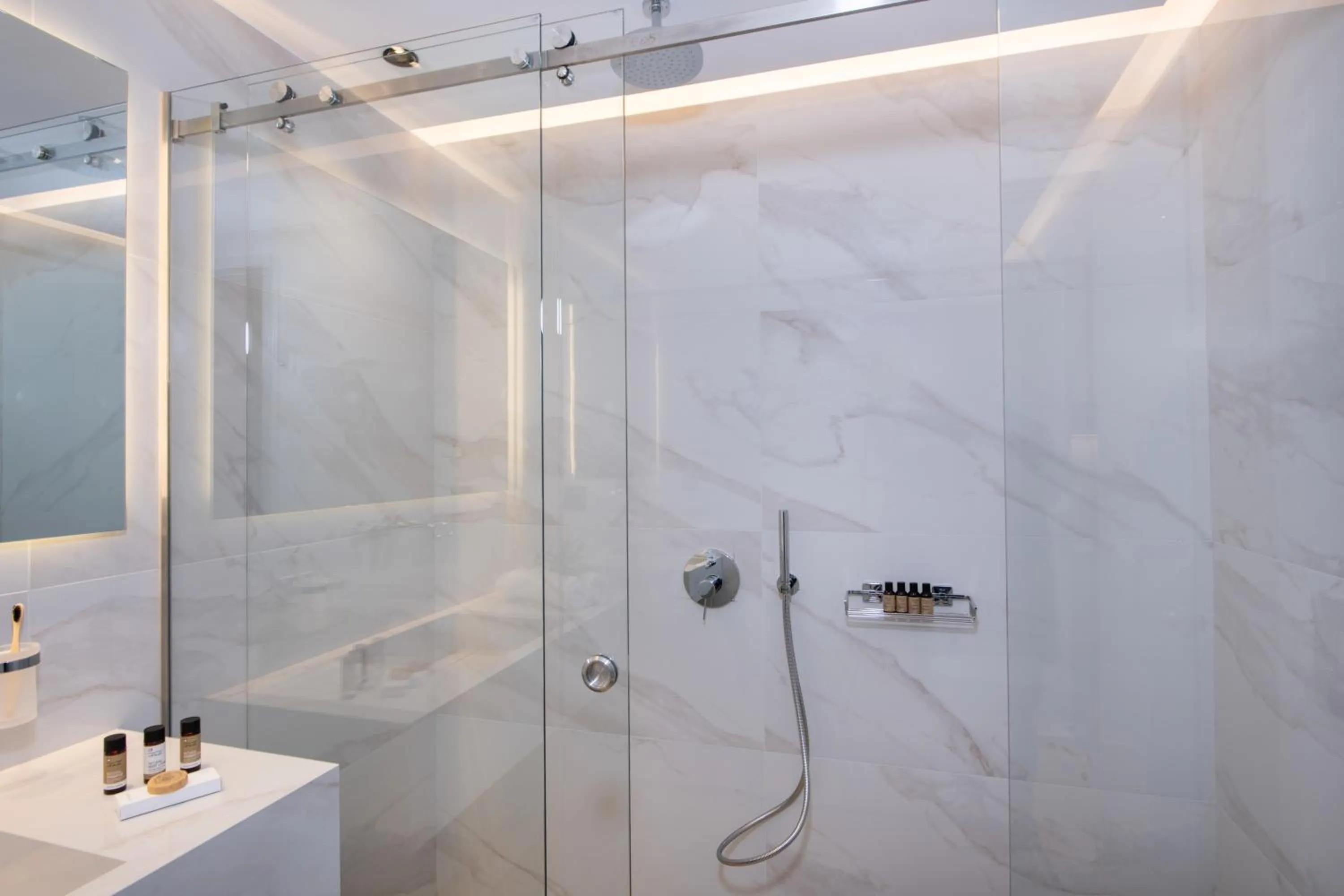 Shower in EdgeWater Beach Hotel
