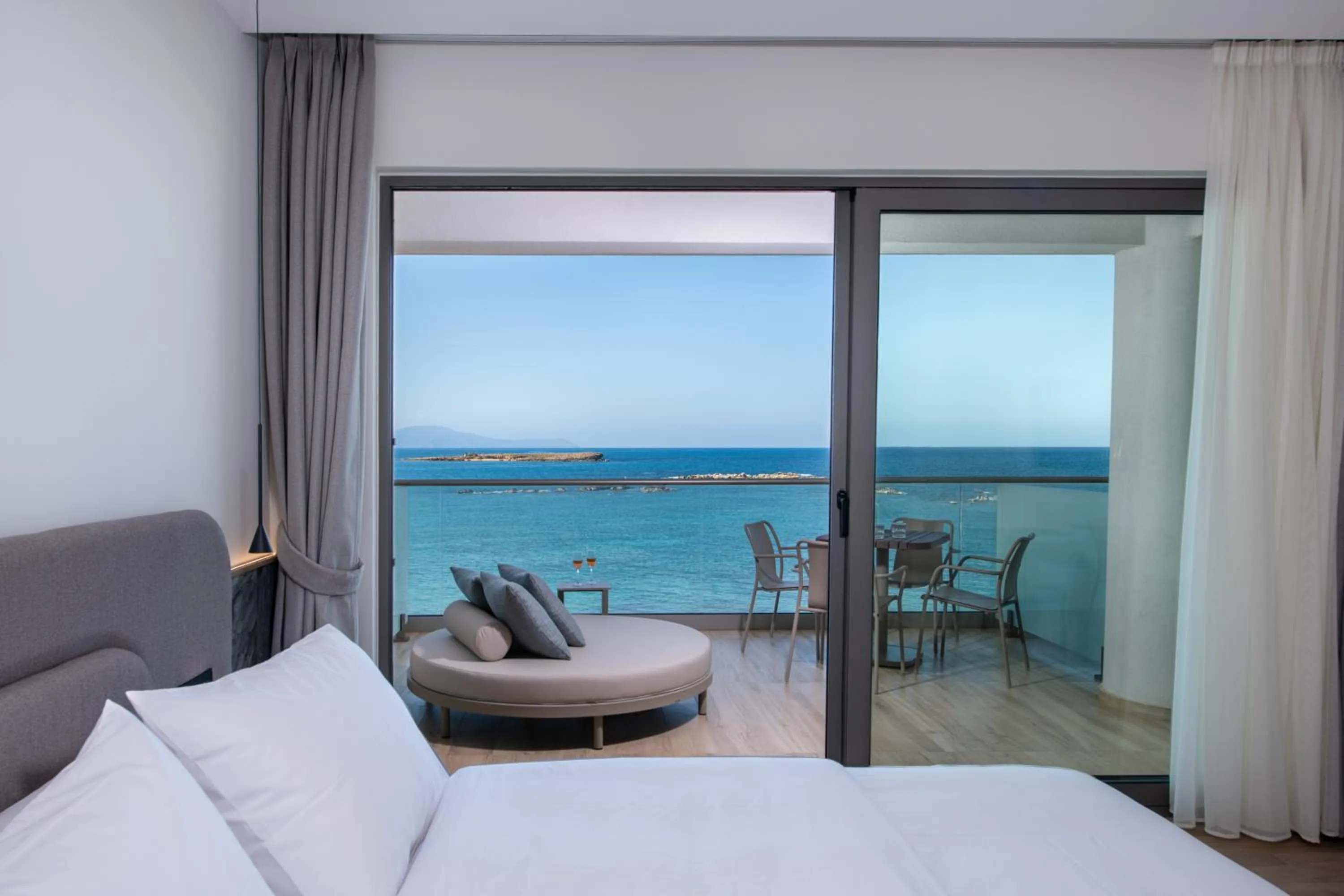 View (from property/room), Bed in EdgeWater Beach Hotel