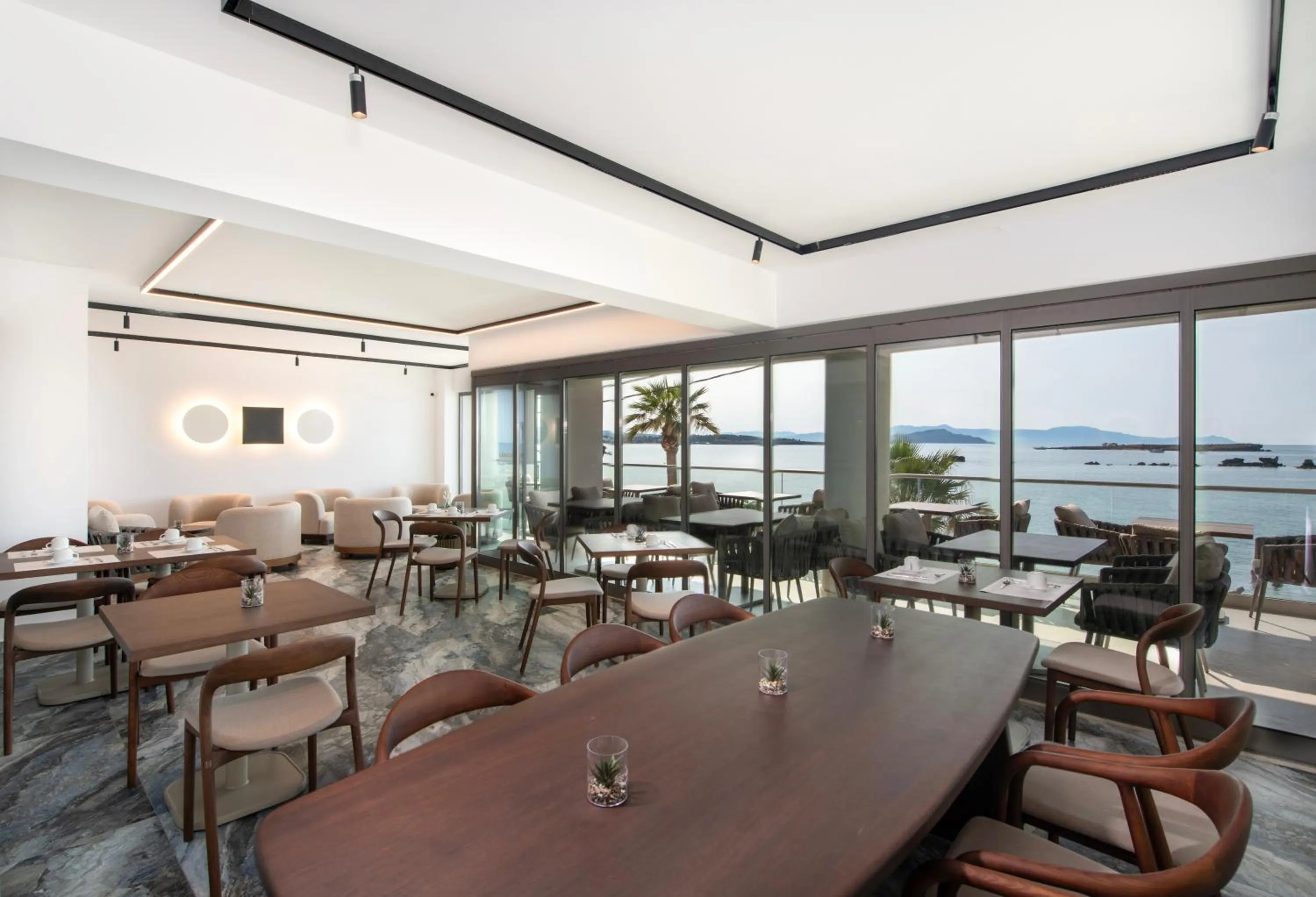 Restaurant/places to eat in EdgeWater Beach Hotel