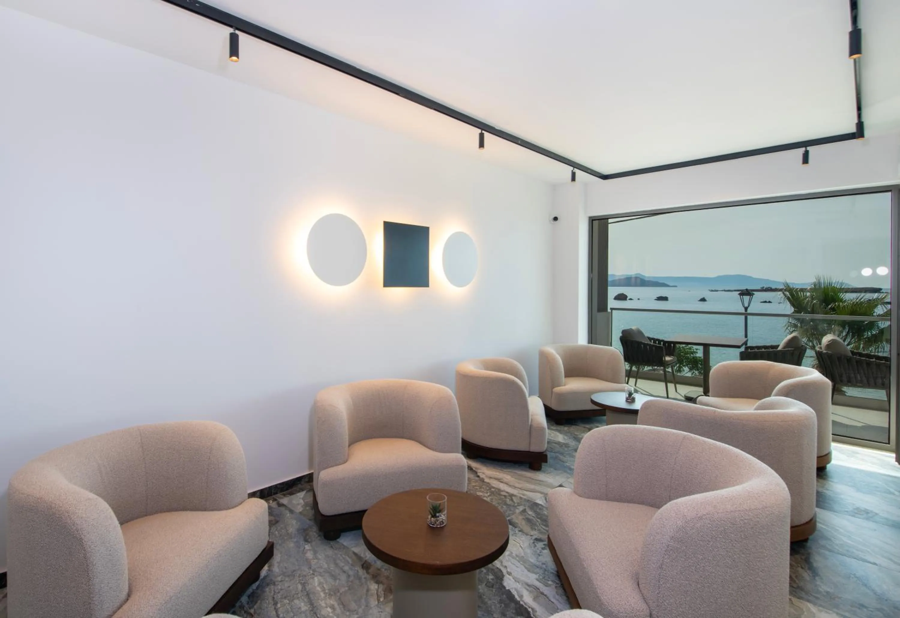 Living room in EdgeWater Beach Hotel